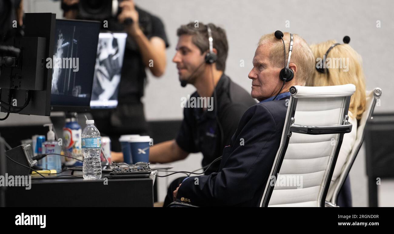 Reportage : SpaceX Crew-4 mission (avril 2022) - l'administrateur de la NASA Bill Nelson est vu dans la salle de tir quatre pendant le compte à rebours d'une fusée SpaceX Falcon 9 transportant le vaisseau spatial Crew Dragon de la compagnie sur la mission Crew-4, mercredi 27 avril 2022, au centre de contrôle de lancement Rocco A. Petrone du Kennedy Space Center de la NASA en Floride. Banque D'Images