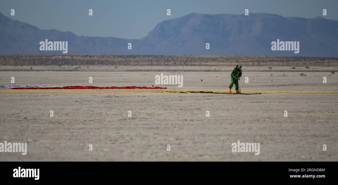 Reportage : Boeing orbital Flight Test-2 Landing (mai 2022) - Un membre de l'équipe Boeing vérifie le parachute Boeing CST-100 Starliner après que le vaisseau spatial a atterri au Space Harbor de White Sands missile Range, le mercredi 25 mai 2022, au Nouveau-Mexique. Banque D'Images