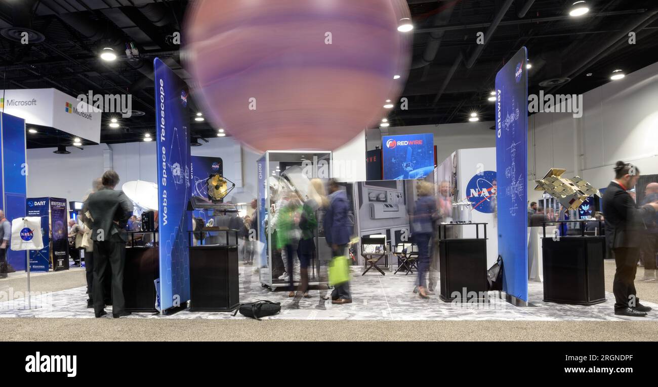Reportage : 37th Space Symposium (2022) - la zone d'exposition de la NASA est vue dans cette photographie de 10 secondes lors du 37th Space Symposium, le mardi 5 avril 2022 Banque D'Images