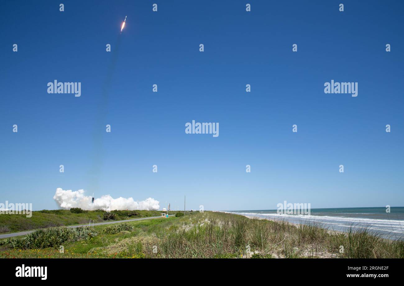 Reportage : Axiom Mission 1 (avril 2022) - Une fusée SpaceX Falcon 9 transportant le vaisseau spatial Crew Dragon de la société est lancée sur Axiom Mission 1 (Ax-1) à destination de la Station spatiale internationale, vendredi 8 avril 2022, au Kennedy Space Center de la NASA en Floride. Banque D'Images