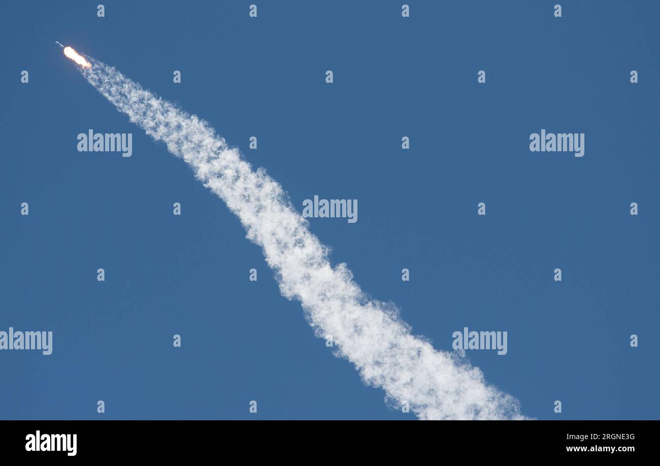 Reportage : Axiom Mission 1 (avril 2022) - Une fusée SpaceX Falcon 9 transportant le vaisseau spatial Crew Dragon de la société est lancée sur Axiom Mission 1 (Ax-1) à destination de la Station spatiale internationale, vendredi 8 avril 2022, au Kennedy Space Center de la NASA en Floride. Banque D'Images