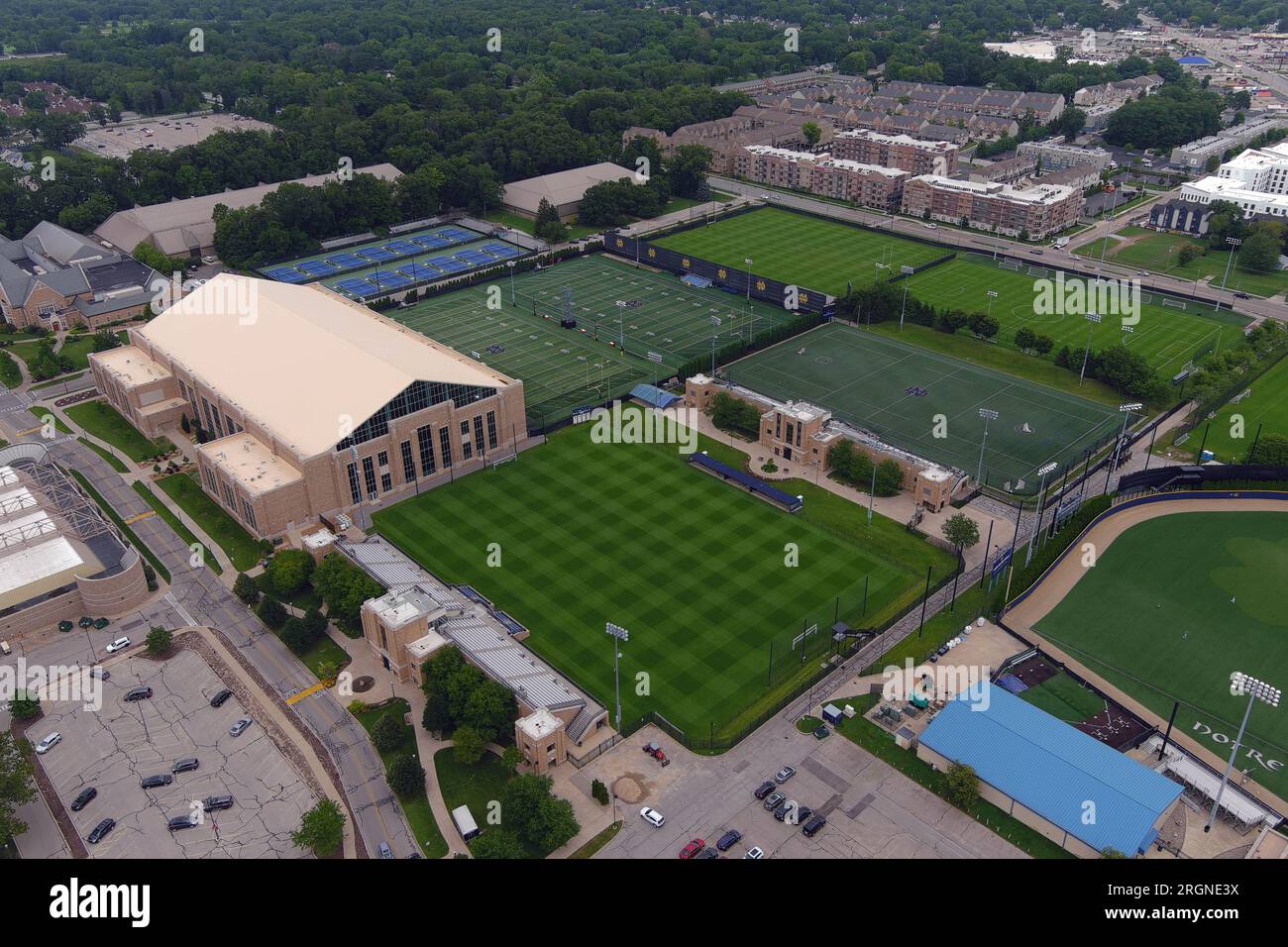 Loftus Sports Center, le centre d'entraînement intérieur pour le notre Dame combattant le football irlandais, athlétisme, aviron, football féminin, football masculin, équipes féminines de crosse, de crosse, de baseball et de softball, terrains d’entraînement de LaBar Football, Courtney Tennis Center et Alumni Soccer Stadium, lundi 7 août 2023, à South Bend, Ind Banque D'Images