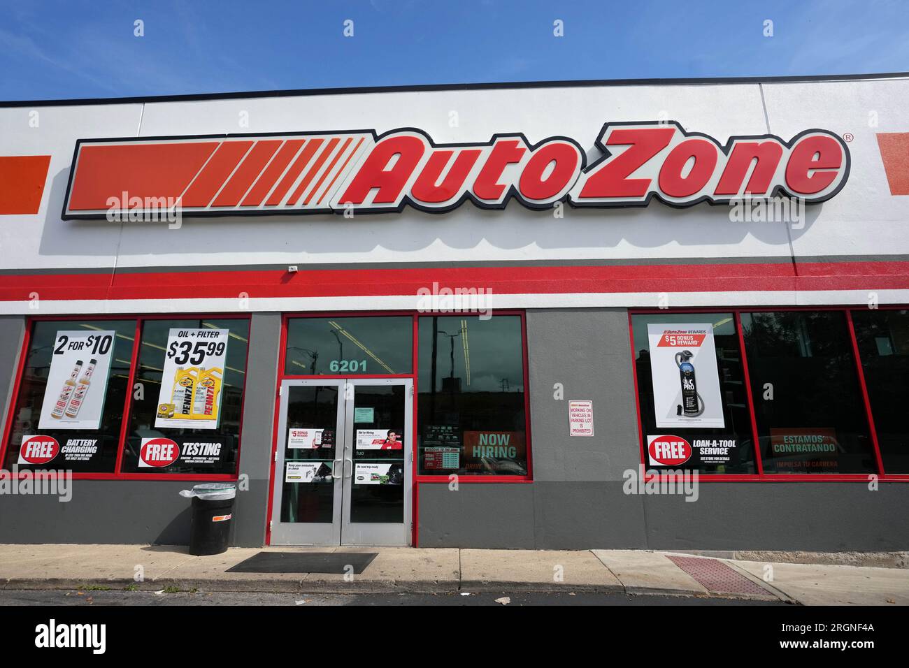 Un magasin de pièces automobiles AutoZone, lundi 7 août 2023, à Chicago. (Kirby Lee via AP) Banque D'Images