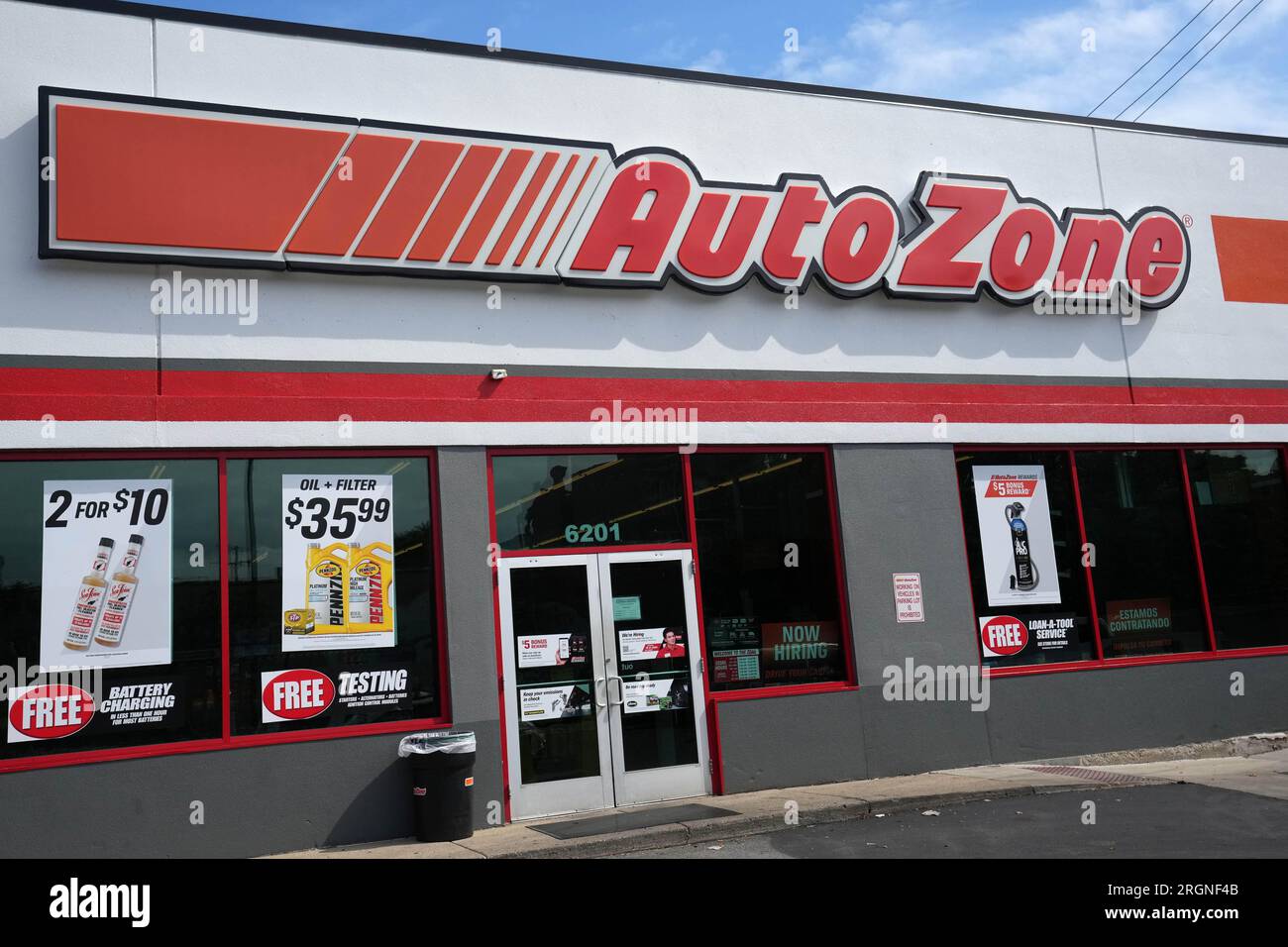 Un magasin de pièces automobiles AutoZone, lundi 7 août 2023, à Chicago. (Kirby Lee via AP) Banque D'Images