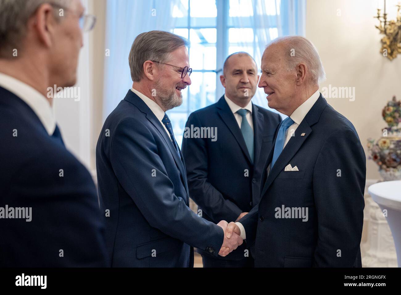 Reportage : visite de Biden en Pologne pour le Sommet extraordinaire de l'OTAN Réunion des neuf de Bucarest (2023) - le Président Joe Biden accueille le Premier ministre de la République tchèque Petr Fiala à son arrivée pour une réunion avec les neuf de Bucarest, mercredi 22 février 2023, au Palais présidentiel à Varsovie, en Pologne. Banque D'Images