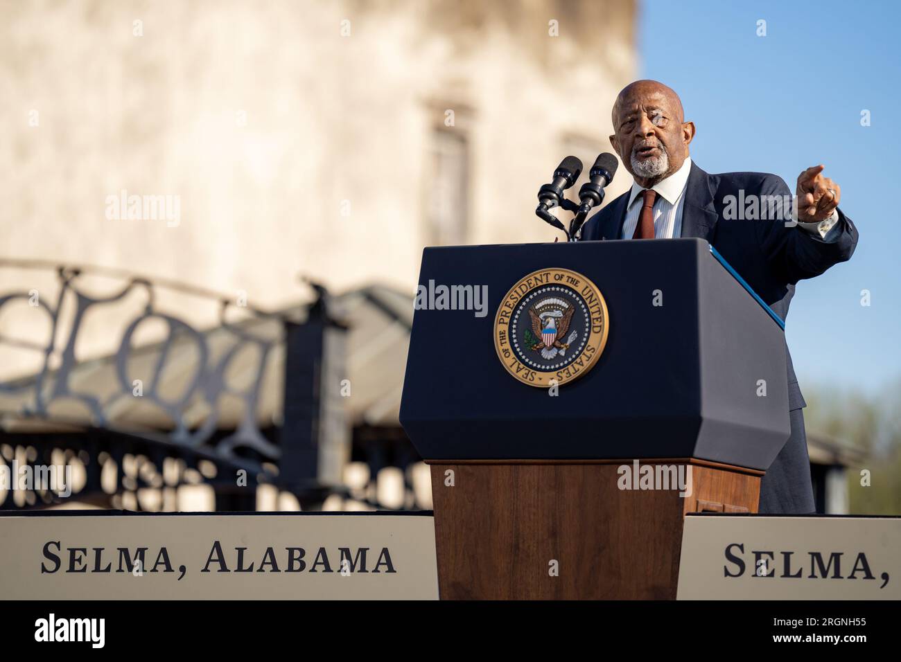 Reportage : visite de Joe Biden à Selma Alabama (2023) - Charles Mauldin, leader étudiant de la marche Bloody Sunday le 7 mars 1965, présente le président Joe Biden lors d'un événement pour commémorer le 58e anniversaire de la marche des droits civiques au pont Edmund Pettus, dimanche 5 mars 2023, à Selma, Alabama. Banque D'Images