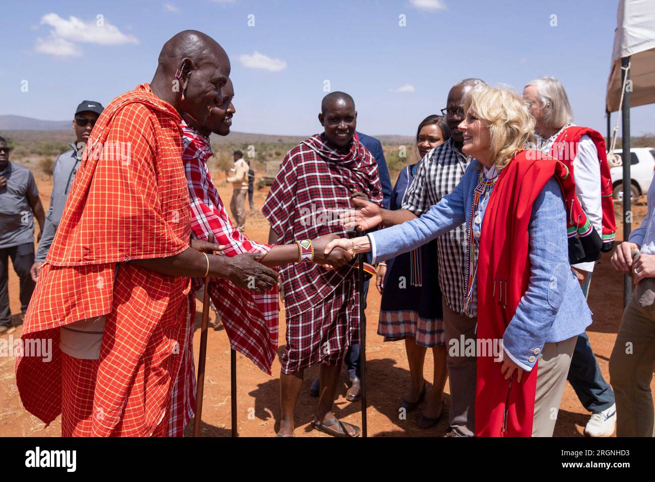 Reportage : visite de la première Dame Jill Biden en Afrique (février 2023) - la première Dame Jill Biden parle des effets de la sécheresse avec des membres de la communauté Massaï au site de sensibilisation de Lositeti, le dimanche 26 février 2023, à Kajiado, Kenya. Banque D'Images