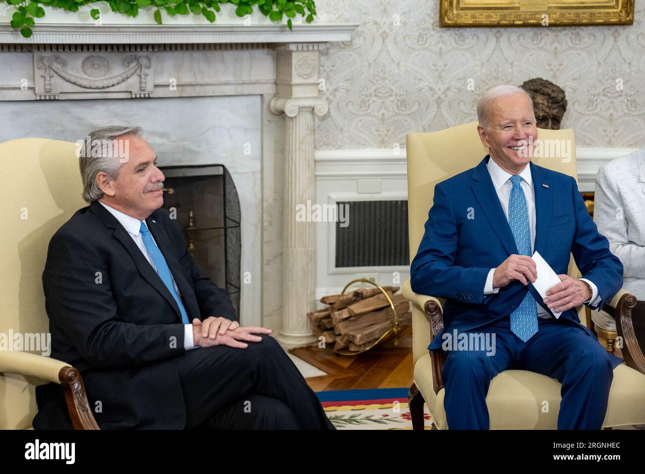 Reportage : le président Joe Biden organise une rencontre bilatérale avec Alberto Fernández, président de la République Argentine, mercredi 29 mars 2023, dans le bureau ovale de la Maison Blanche. Banque D'Images