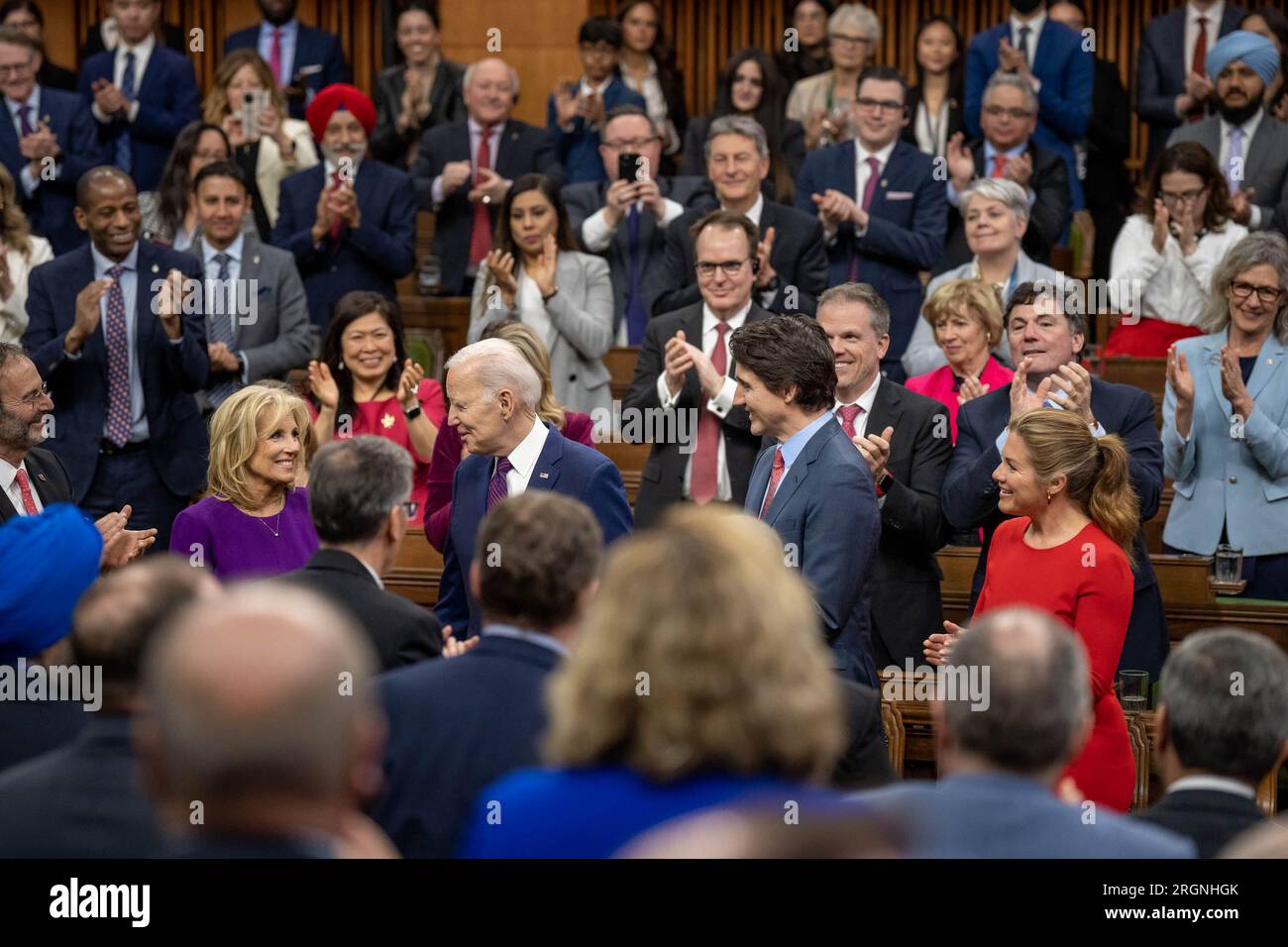 Reportage : visite du président Biden à Ottawa Canada (2023) - le président Joe Biden, accompagné de la première dame Jill Biden et de la première dame du Canada Sophie Grégoire Trudeau, assiste au discours du premier ministre canadien Justin Trudeau à une session conjointe du Parlement, le vendredi 24 mars 2023, sur la Colline du Parlement à Ottawa, Ontario, Canada. Banque D'Images