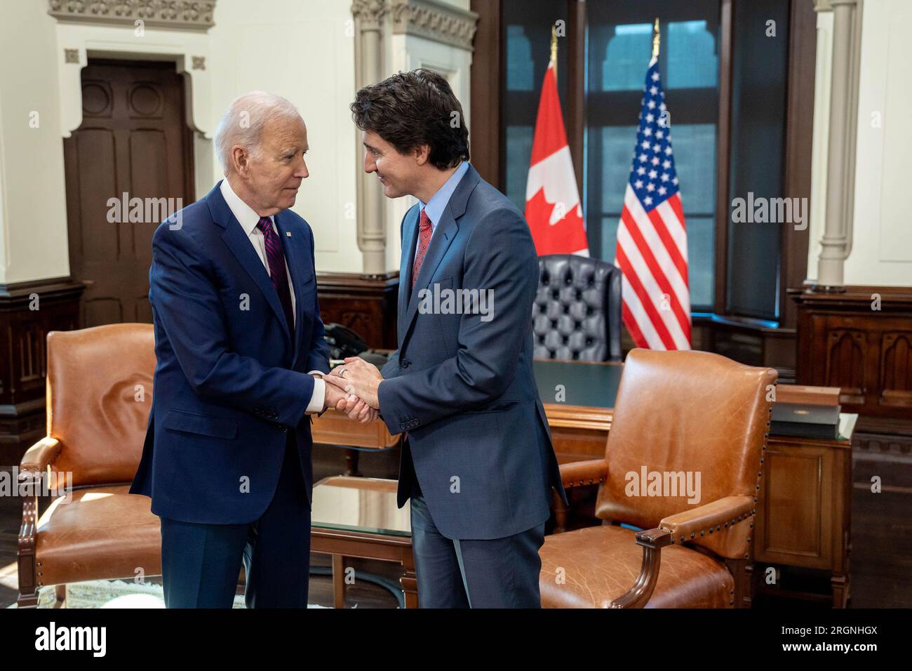 Reportage : visite du président Biden à Ottawa Canada (2023) - le président Joe Biden participe à une réunion bilatérale restreinte avec le premier ministre canadien Justin Trudeau le vendredi 24 mars 2023, au cabinet du premier ministre sur la Colline du Parlement à Ottawa, Ontario, Canada. Banque D'Images