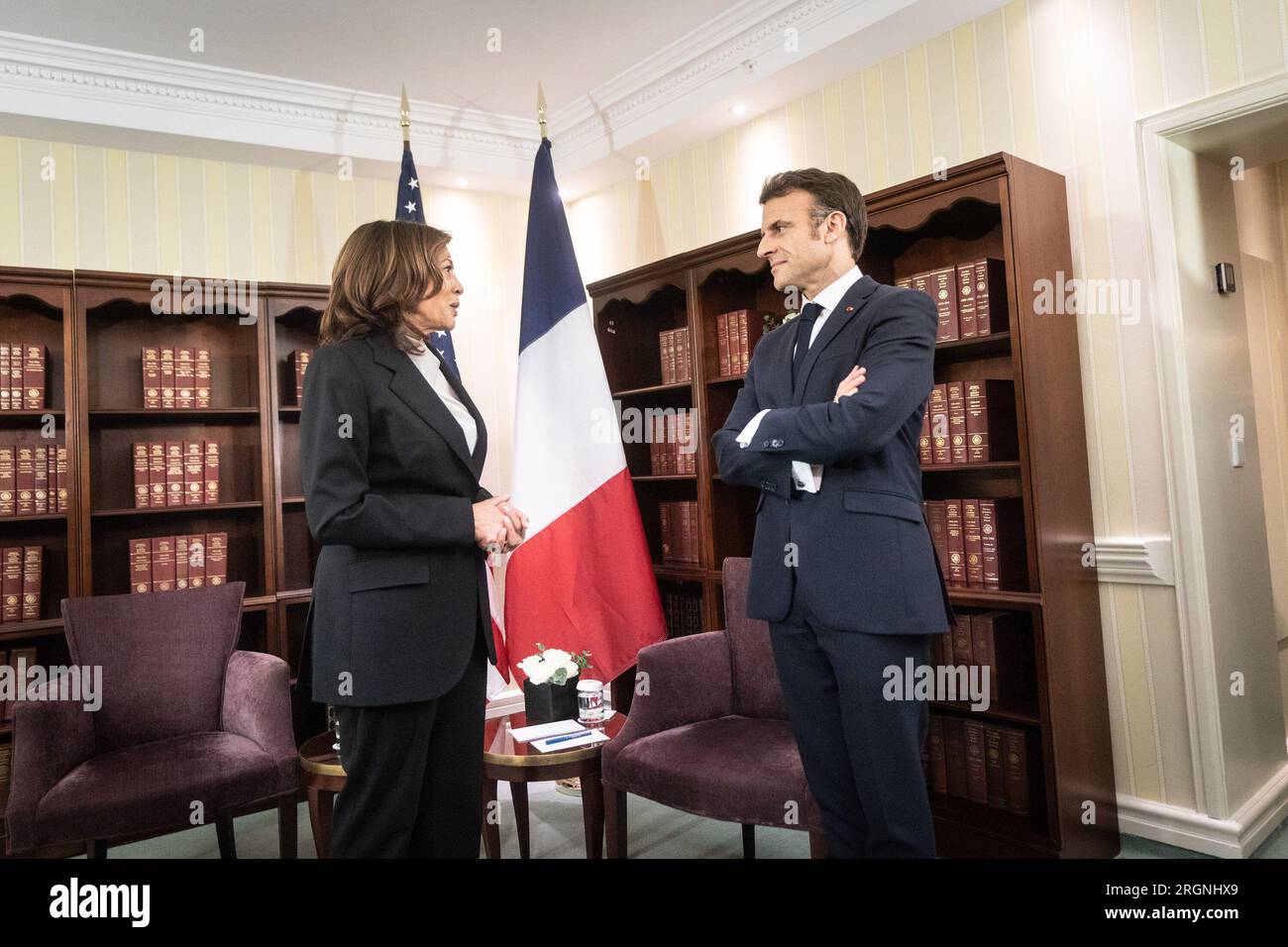 Reportage : la vice-présidente Kamala Harris accueille le président français Emmanuel Macron, vendredi 17 février 2023, à l’hôtel Bayerischer Hof à Munich. Banque D'Images