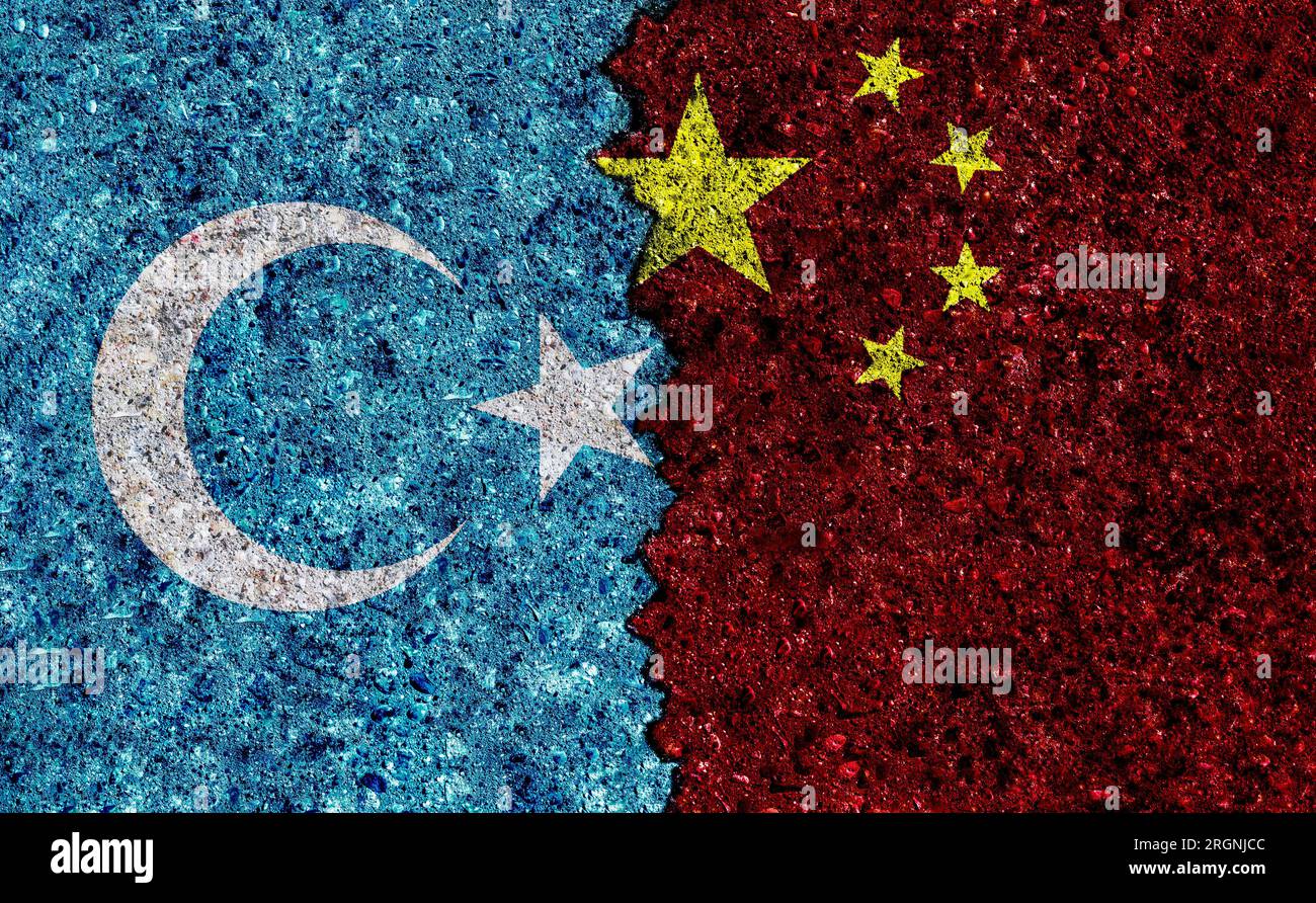 Drapeaux de la Chine et du Turkestan oriental sur le mur. Relations entre la Chine et les Ouïghours. Ouïghour vs Chine Banque D'Images