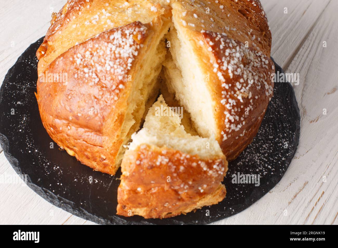 Orange Anis Sugared Pâques Brioche Mouna closeup sur la table en bois. Horizontal Banque D'Images