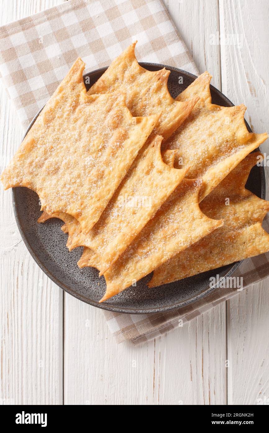 Les oreillettes ou Chiacchiere est un dessert traditionnel généralement vendu pendant les vacances en Italie et en France à Noël ainsi que le gros plan du Carnaval le jour Banque D'Images