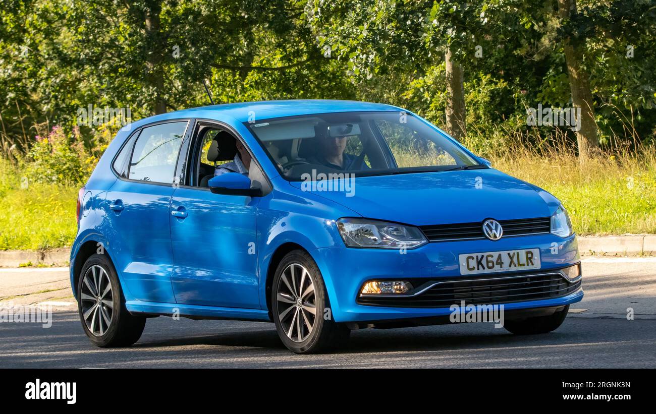 Milton Keynes, Royaume-Uni - 10 août 2023 : 2015 bleu Volkswagen Polo se  TSI S-A conduite sur une route de campagne anglaise Photo Stock - Alamy