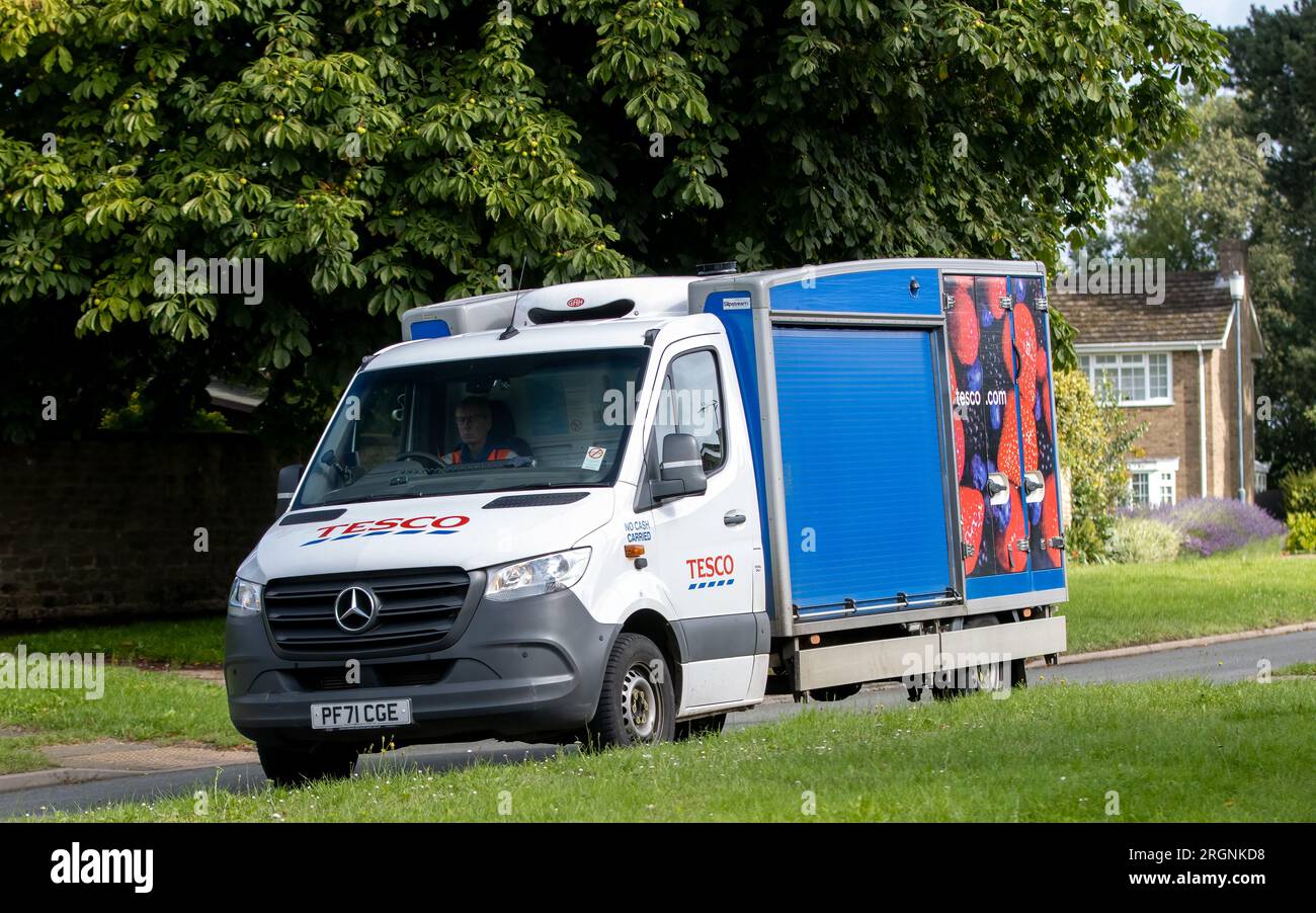 Whittlebury, Northants., Royaume-Uni - 6 août 2023. Fourgon de livraison Tesco livrant des provisions à un village anglais. Banque D'Images