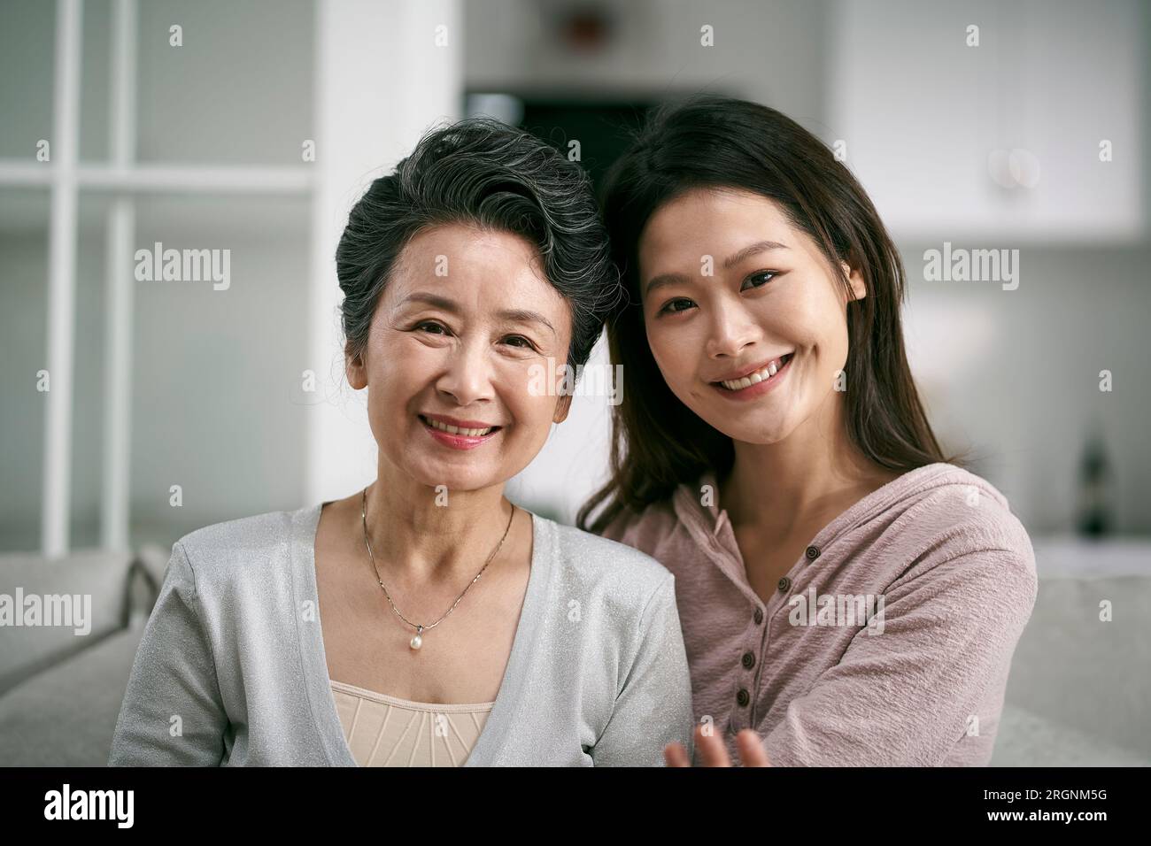 portrait d'une mère aînée asiatique et d'une fille adulte regardant camra souriant Banque D'Images