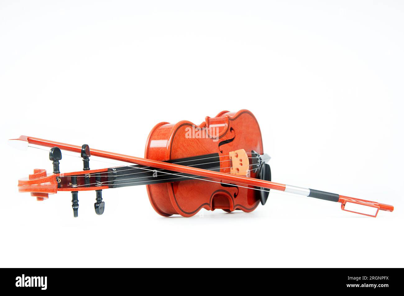Violon avec arc isolé sur fond blanc. Banque D'Images