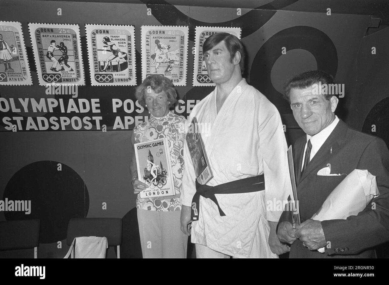 Fanny Blankers-Koen, la figure de cire d'Anton Geesink et BEP van Klaveren chez Madame Tussaud avec timbres Olympiade ; ca. 18 août 1972 Banque D'Images