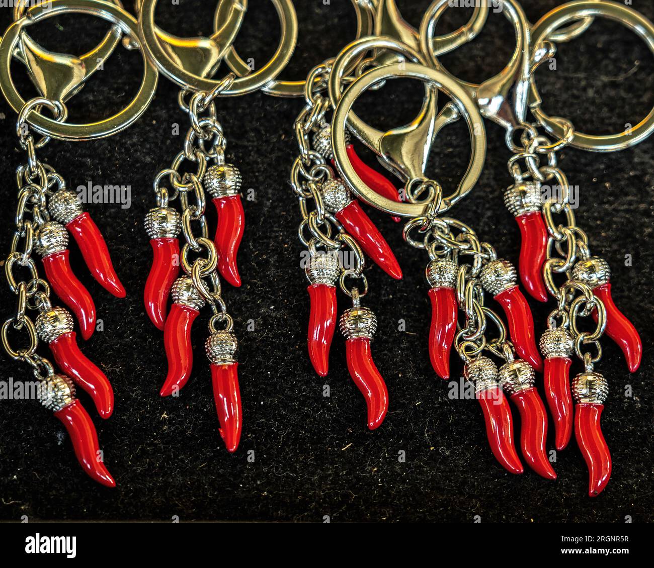 Le poivron rouge ou corne est l'une des plus anciennes mascottes. porte-clés en vente dans l'étal du marché Banque D'Images