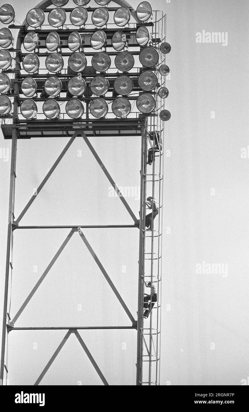 FC Amsterdam contre Ajax 1-2, les jeunes grimpent dans le lampadaire ; ca. Août 1972 Banque D'Images