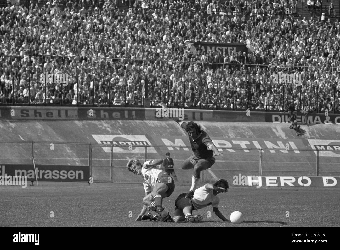 FC Amsterdam contre Ajax 1-2, Swart (saut) en action ; ca. Août 1972 Banque D'Images