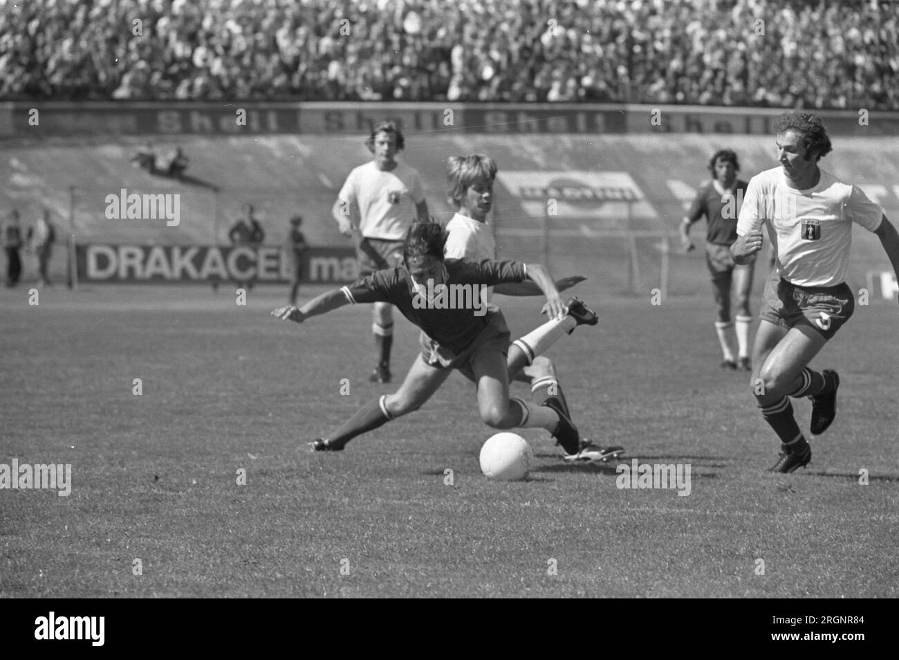 FC Amsterdam contre l'Ajax 1-2, Johan Cruijff est tombé ; ca. Août 1972 Banque D'Images