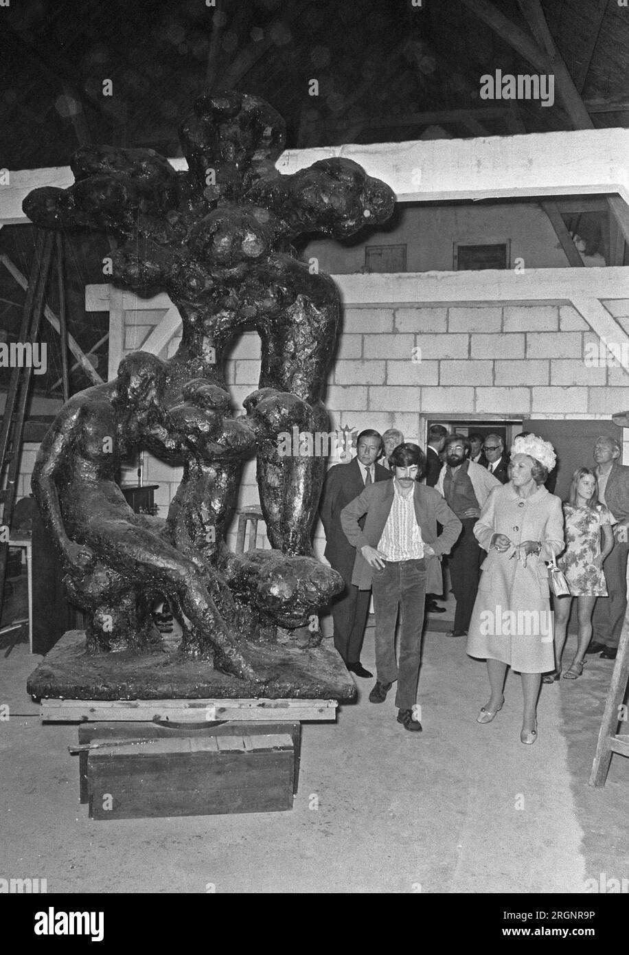 Visite de travail Beatrix et Claus à la province d'Utrecht, Beatrix et Claus avec Gabriel et Hélène Sterk dans l'atelier ; ca. Août 1972 Banque D'Images