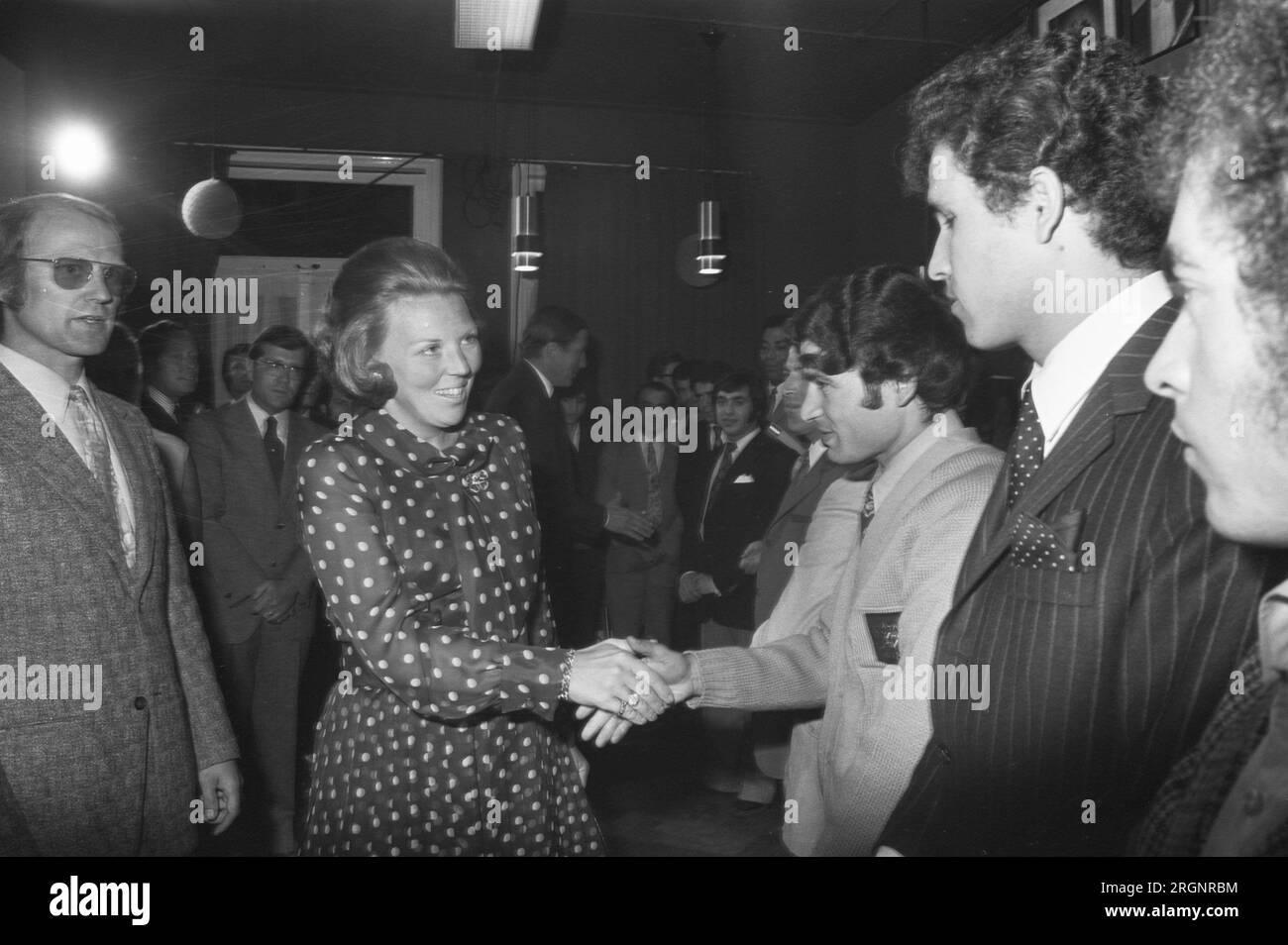 Beatrix et Claus parlent avec des employés invités du Maroc et de la Turquie à Amersfoort CA. Août 1972 Banque D'Images