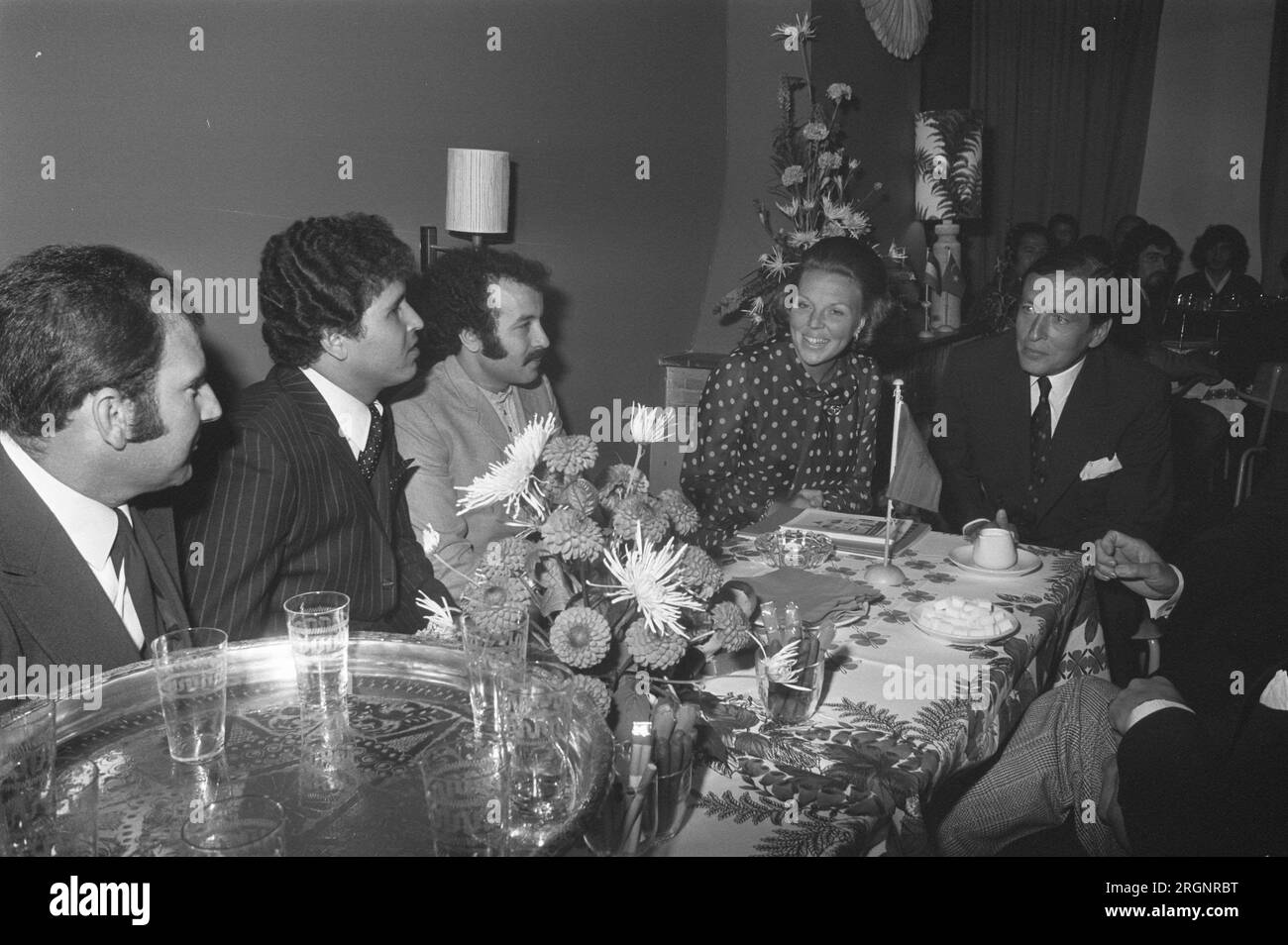Beatrix et Claus parlent avec des employés invités du Maroc et de la Turquie à Amersfoort, Beatrix et Claus parlent avec des employés invités ; ca. Août 1972 Banque D'Images