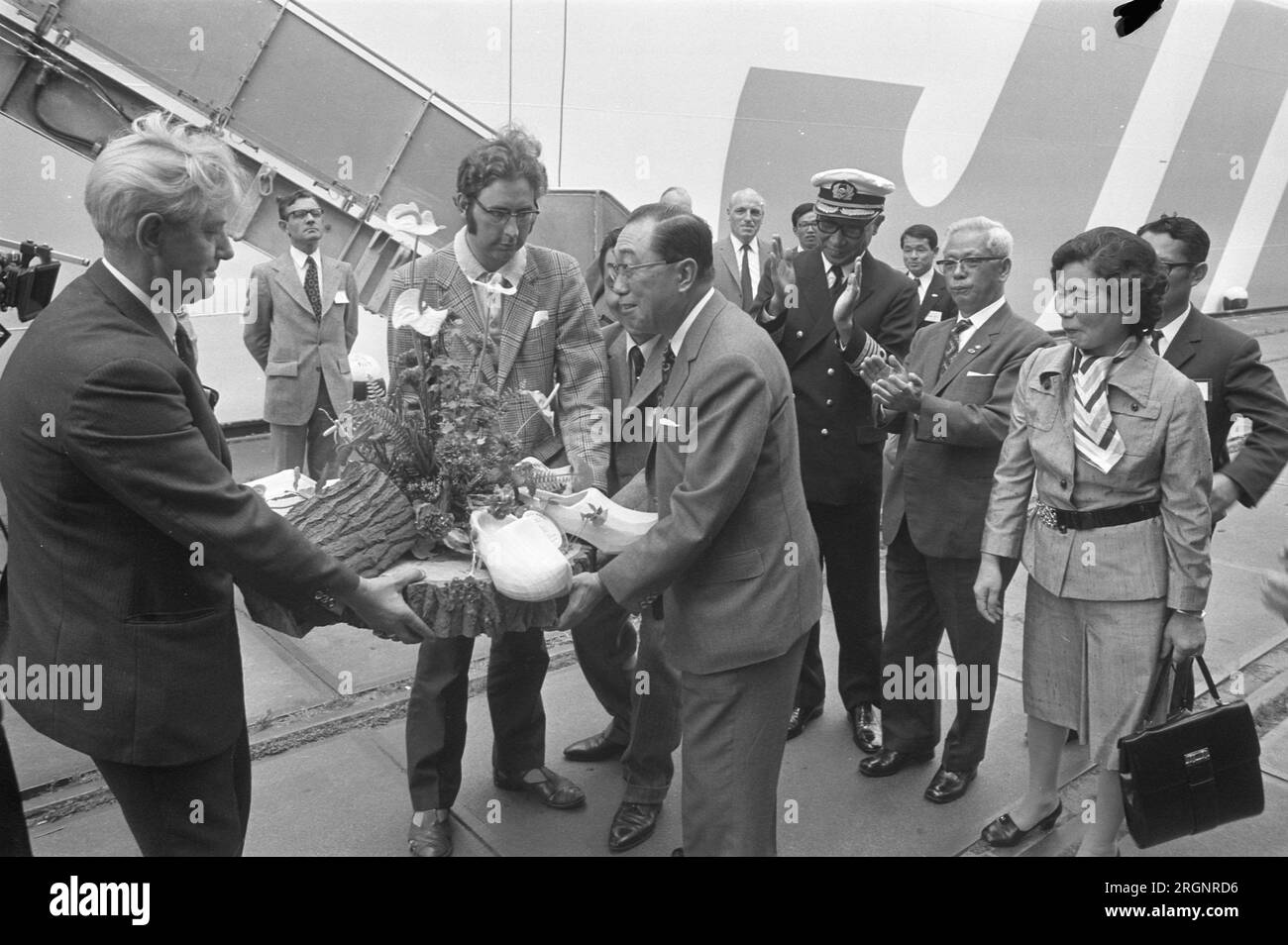 Navire d'exposition japonais Shin Sakura Maru à Amsterdam, l'équipage et le personnel des relations publiques reçoivent un panier de fromage et de sabots ; ca. Août 1972 Banque D'Images