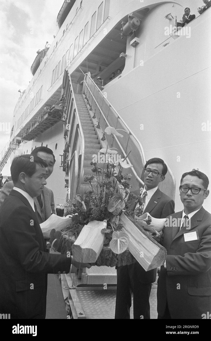 Navire d'exposition japonais Shin Sakura Maru à Amsterdam ; l'équipage et le personnel ont reçu des cadeaux ca. Août 1972 Banque D'Images