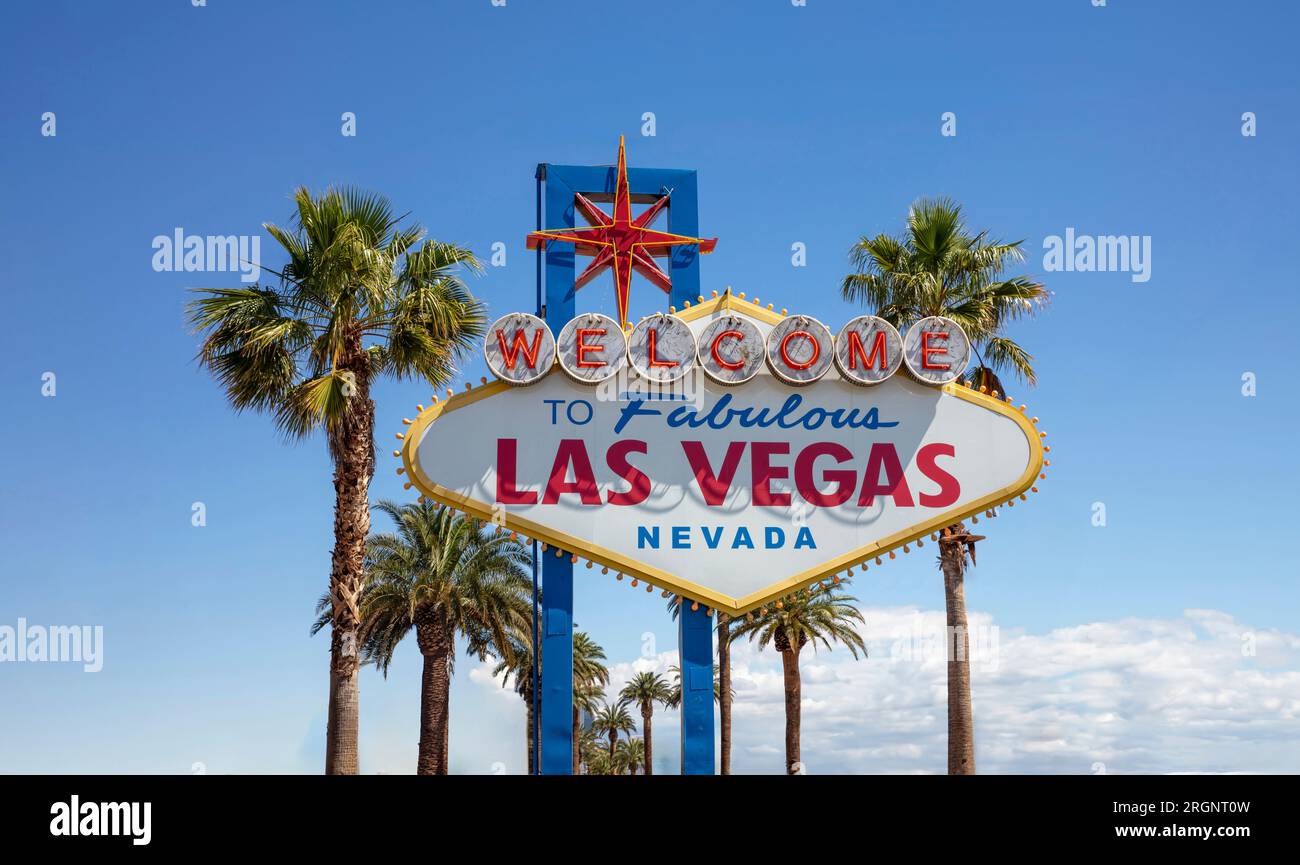 Bienvenue au fabuleux panneau Las Vegas Nevada. Palmier derrière le panneau d'affichage au néon, invitation pour le divertissement au casino USA, fond de ciel bleu. Banque D'Images