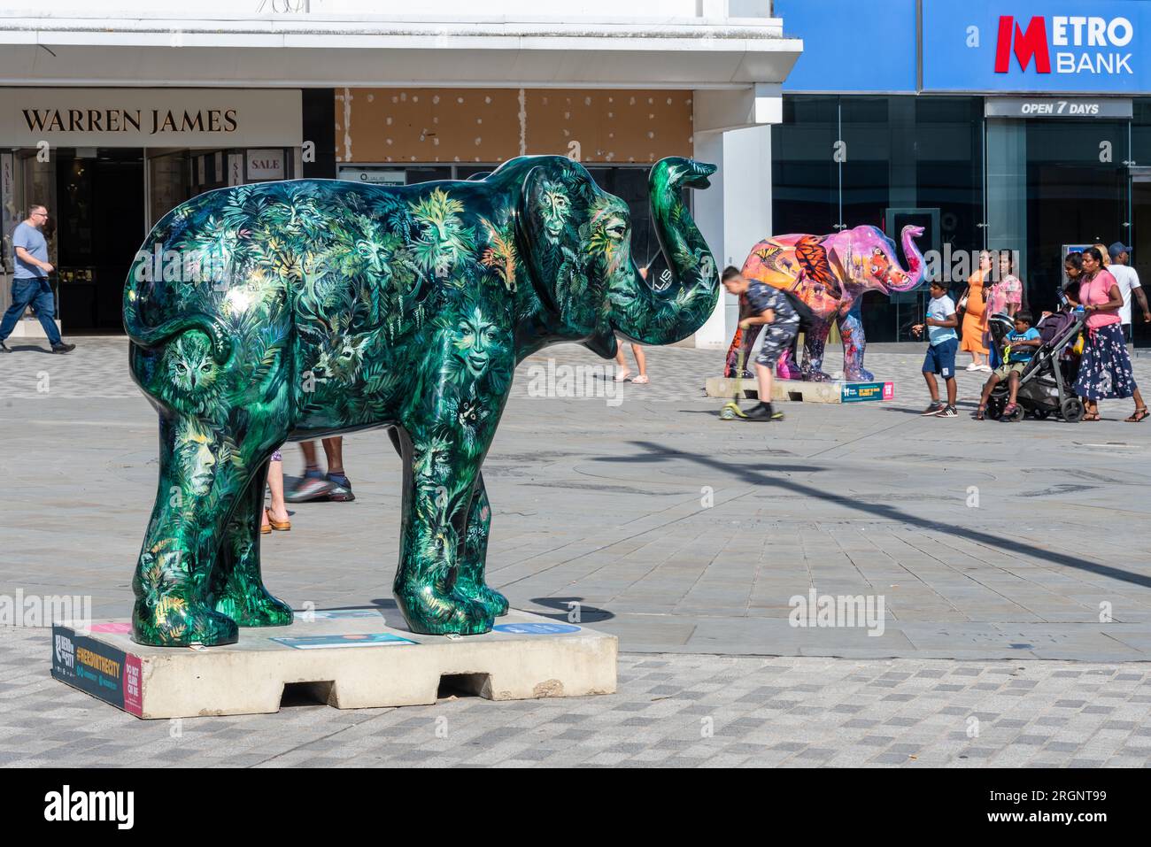 Événement Herd in the City à Southend on Sea, Essex, Royaume-Uni. L'une des nombreuses statues d'éléphants aux couleurs vives placées autour de la ville comme attraction touristique Banque D'Images