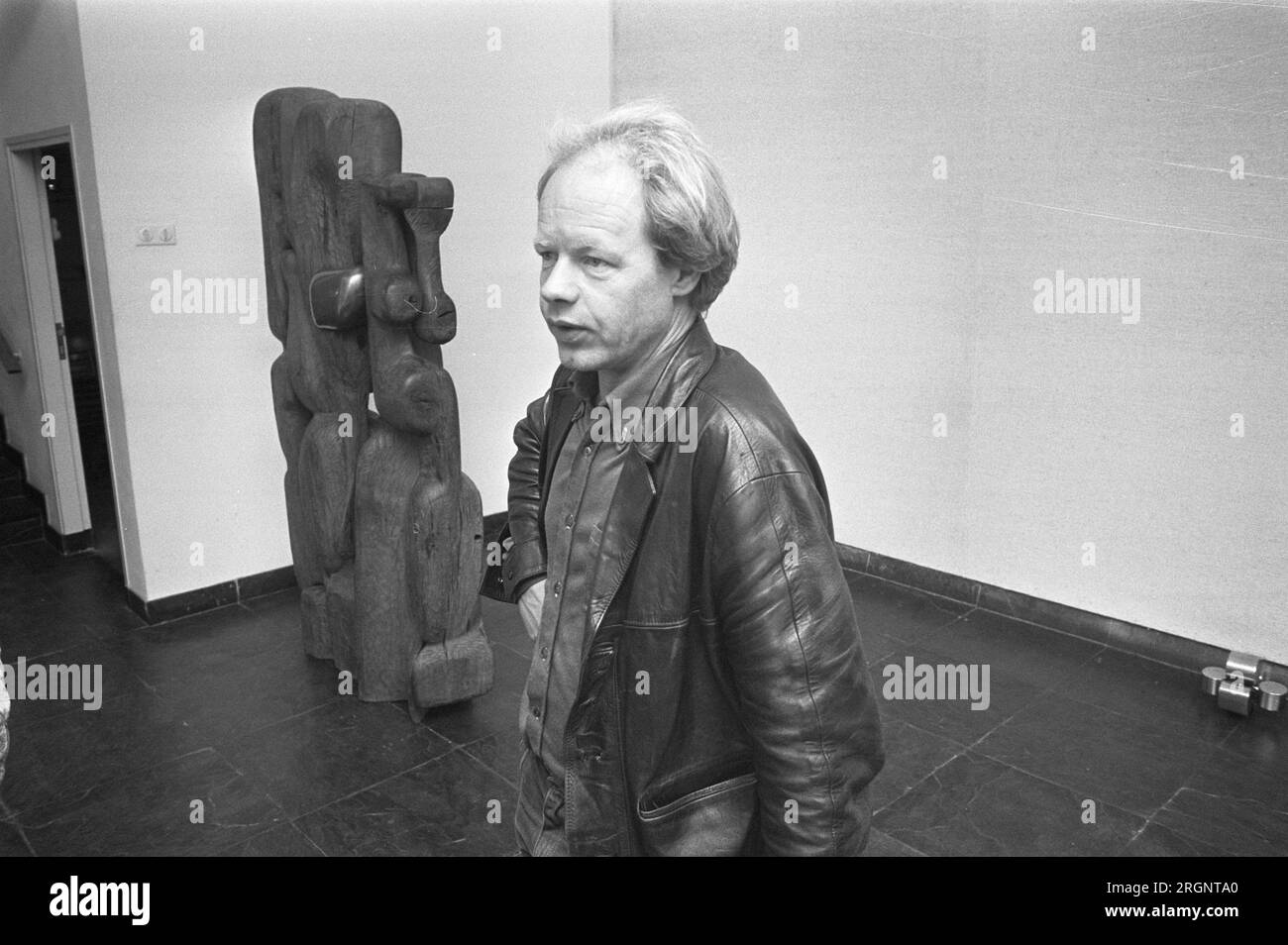 Exposition du sculpteur Leo de Vries dans le musée Fodor, Leo de Vries avec certaines de ses œuvres ca. Septembre 1972 Banque D'Images