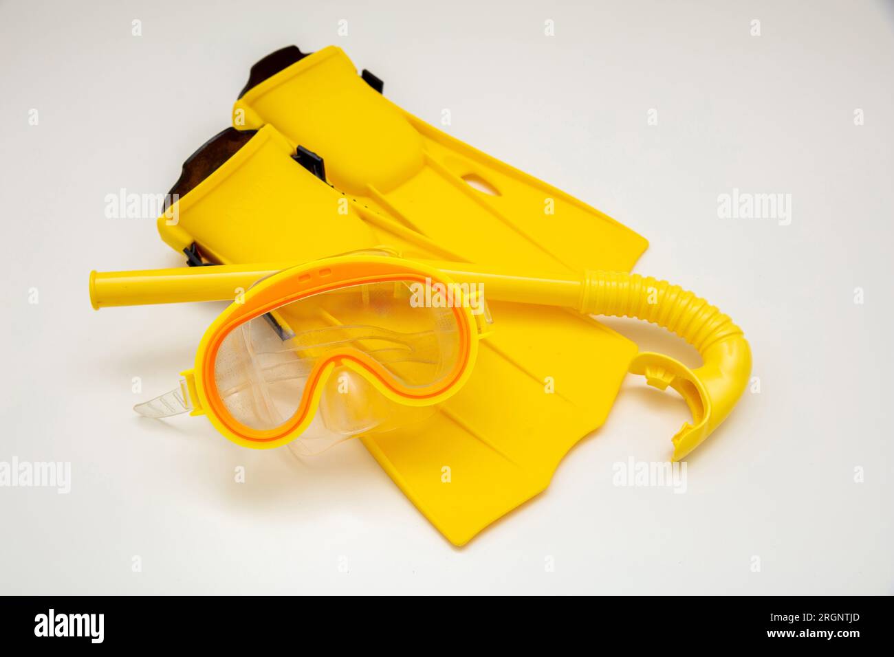 Équipement de plongée jaune, masque tuba et palmes isolés sur fond blanc. Banque D'Images