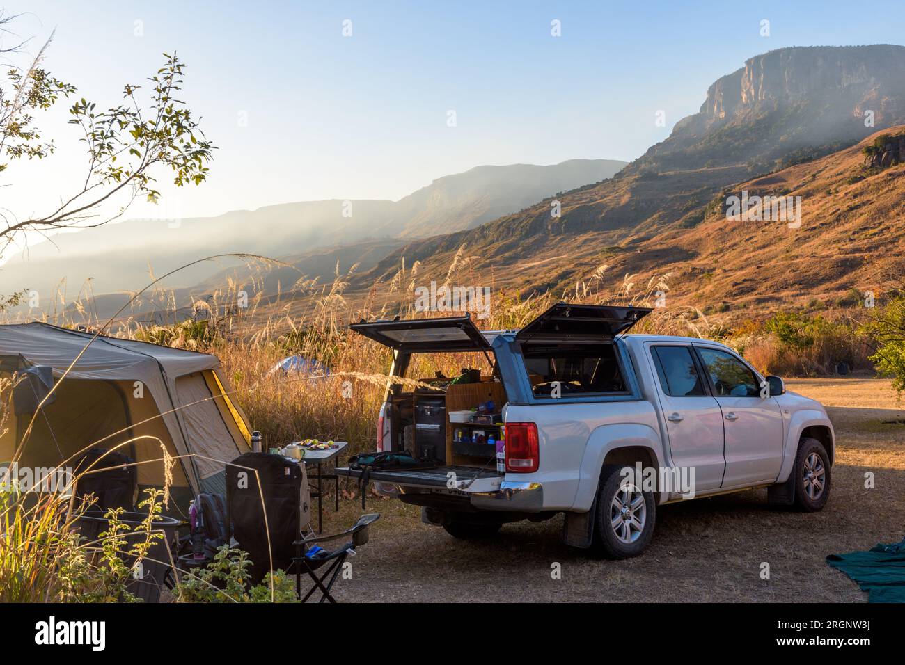 Camping à Injisuthi dans la région du château des géants dans les montagnes du Drakensberg en Afrique du Sud Banque D'Images