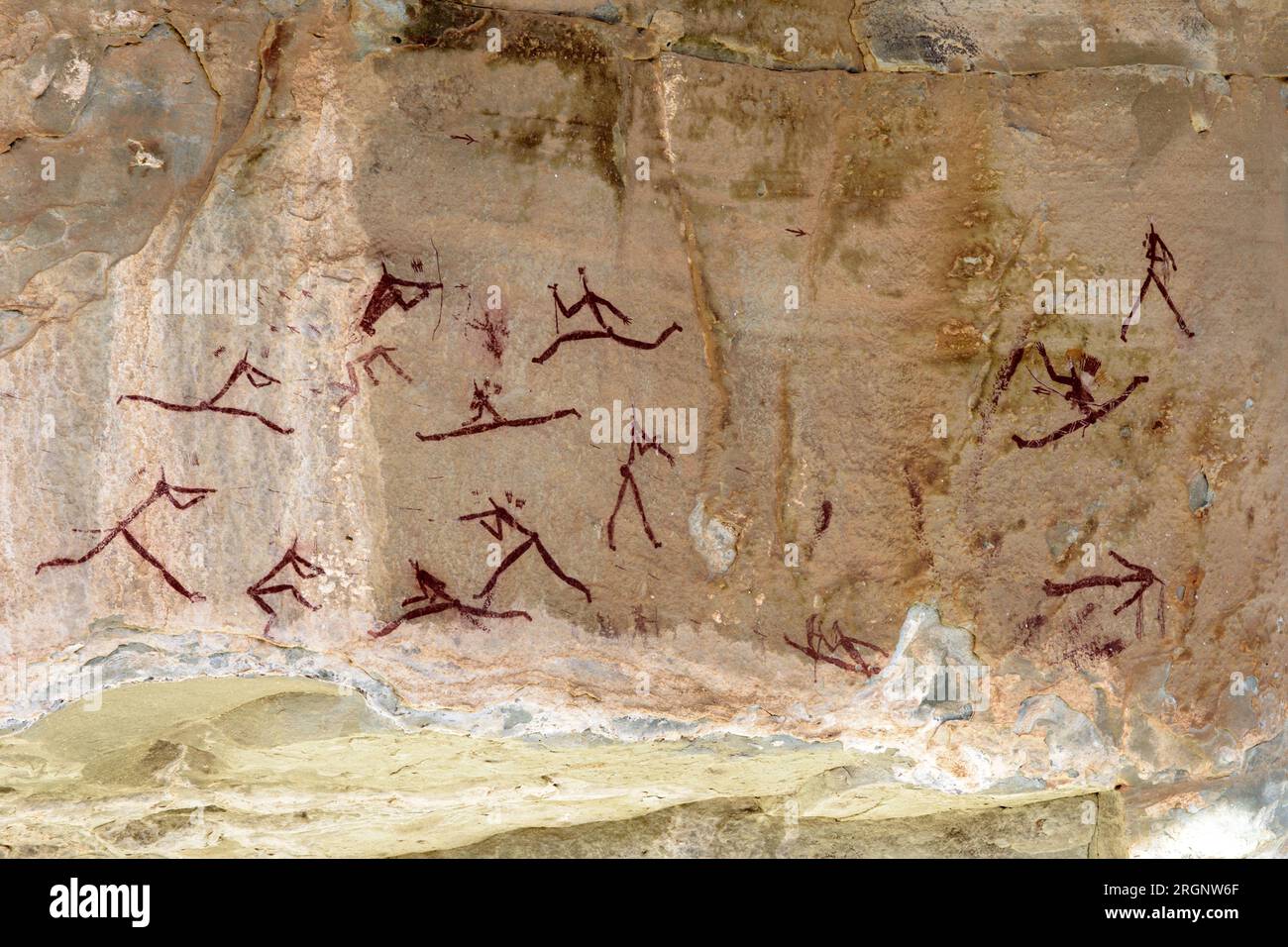 Images d'art rupestre dans la grotte de bataille d'Injisuthi dans la région du château des géants dans les montagnes du Drakensberg en Afrique du Sud Banque D'Images