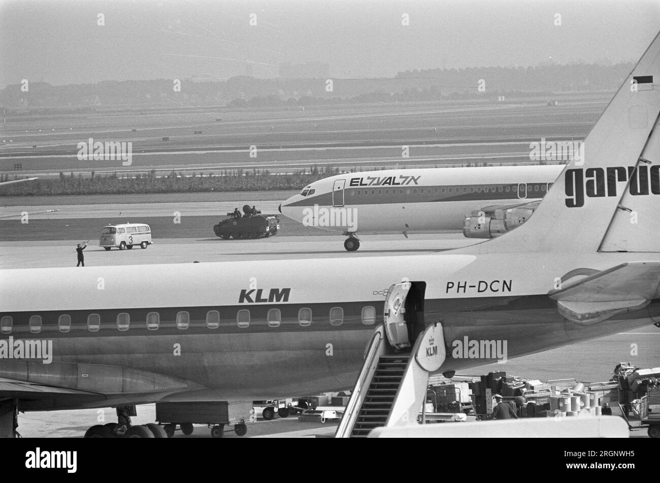 Véhicule blindé et gardes sur la piste à Schiphol et avions au premier plan ca. Septembre 1972 Banque D'Images