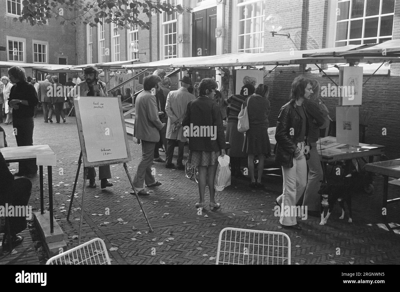 Marché de l'art dans la cour du Musée historique d'Amsterdam ca. Septembre 1972 Banque D'Images