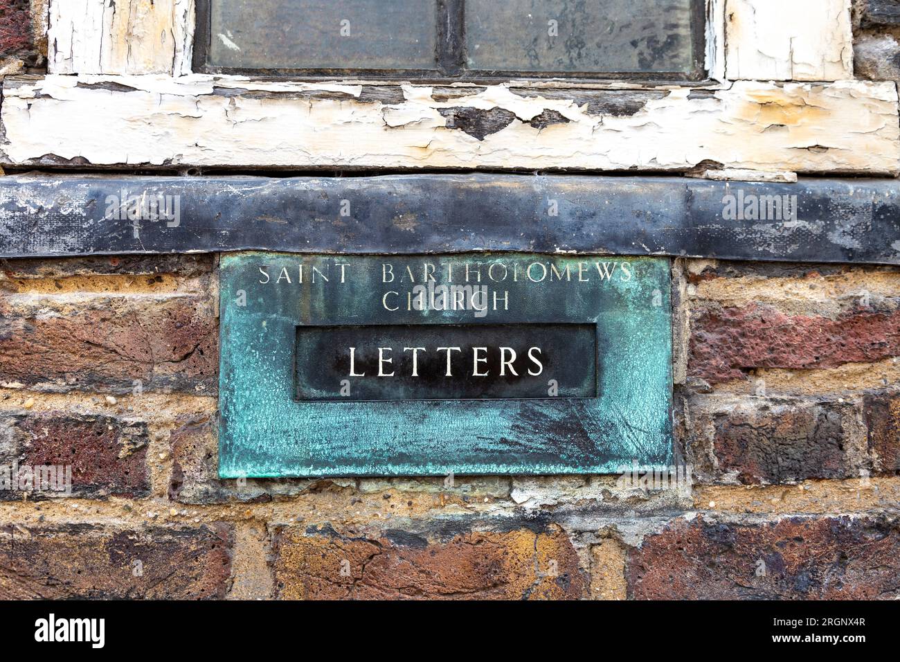 Ancienne boîte aux lettres dans la façade de St Bartholomew la Grande église sur Cloth Fair, Farringdon, Londres, Angleterre Banque D'Images