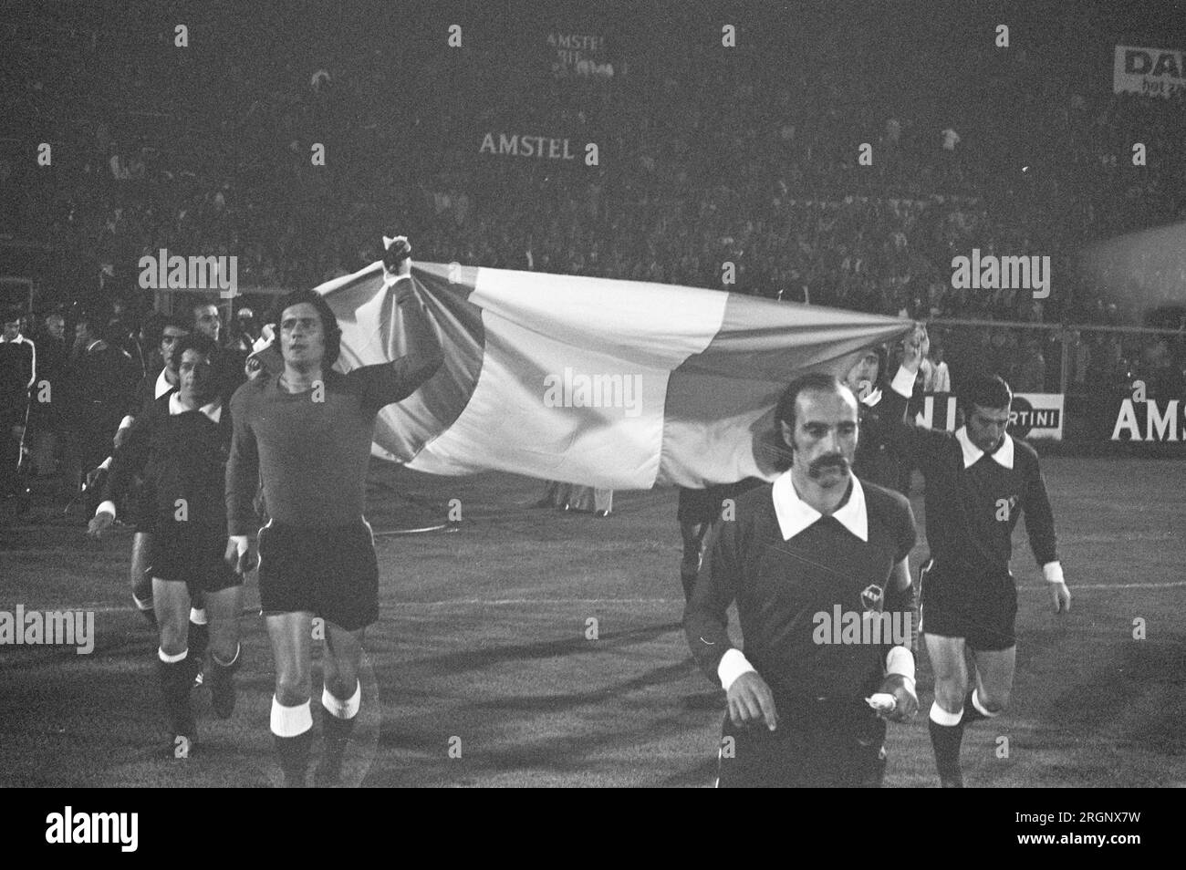 (Légende originale) Ajax contre Independiente 3-0, deuxième match de coupe du monde, joueurs Independiente avec drapeau ca. Septembre 1972 Banque D'Images