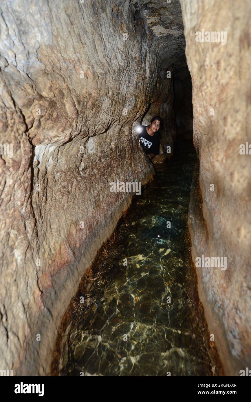 Marcher dans le tunnel Siloam - Un tunnel d'eau qui a été sculpté dans la Cité de David dans les temps anciens. Jérusalem. Banque D'Images