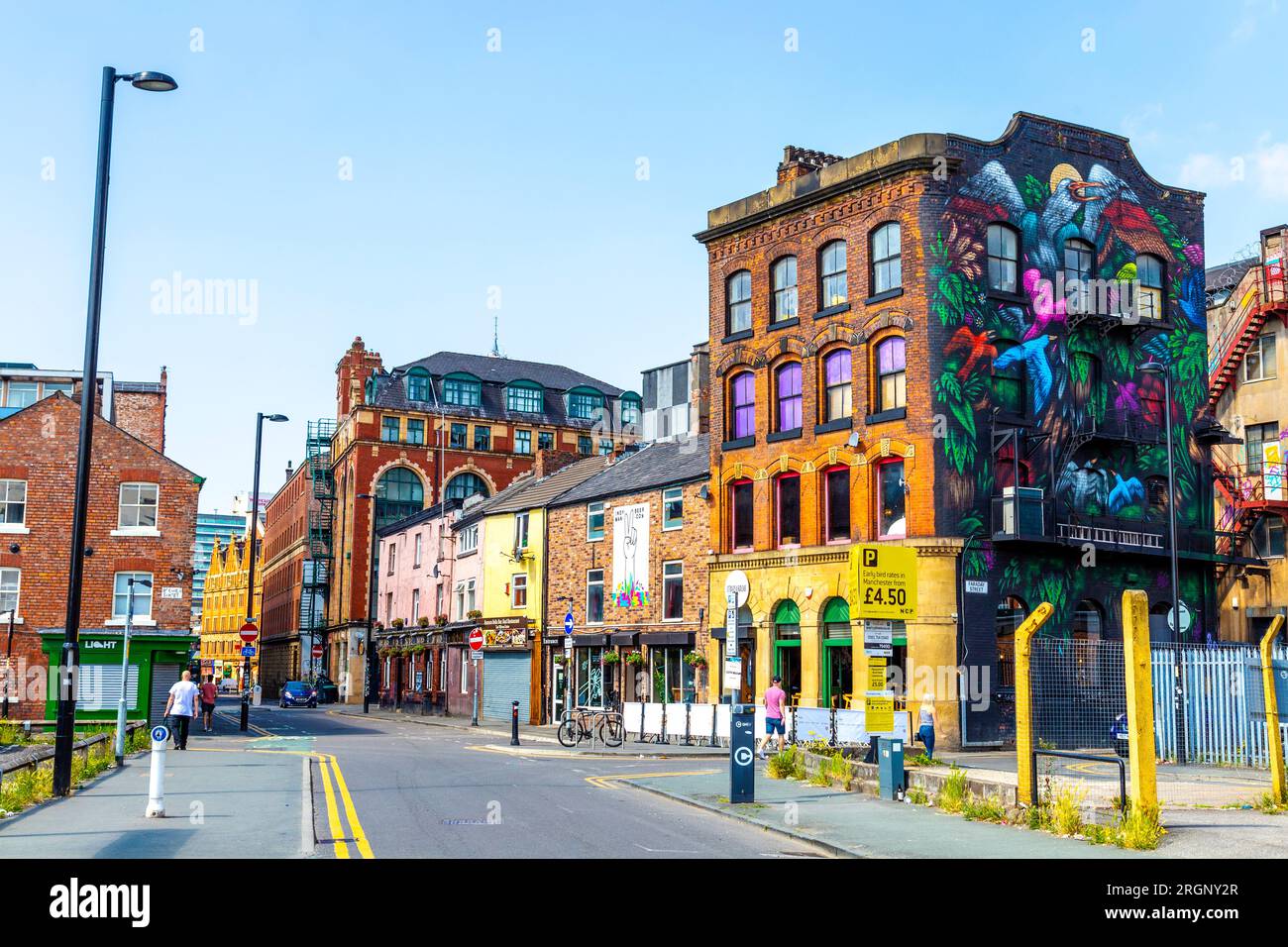 Maisons le long de Port Street et fresque Birds par Mateus Bailon, Manchester, Angleterre Banque D'Images