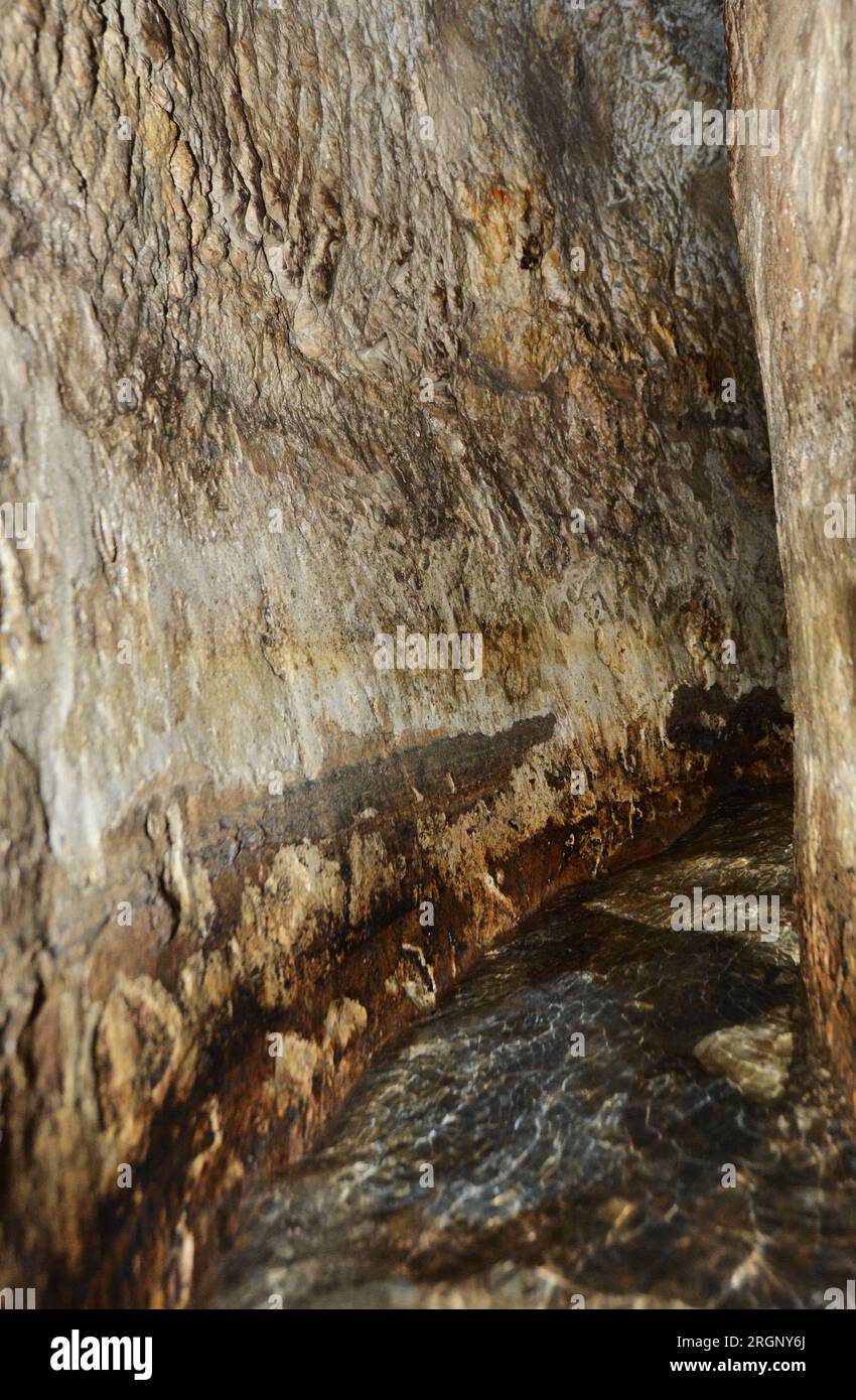 Marcher dans le tunnel Siloam - Un tunnel d'eau qui a été sculpté dans la Cité de David dans les temps anciens. Jérusalem. Banque D'Images