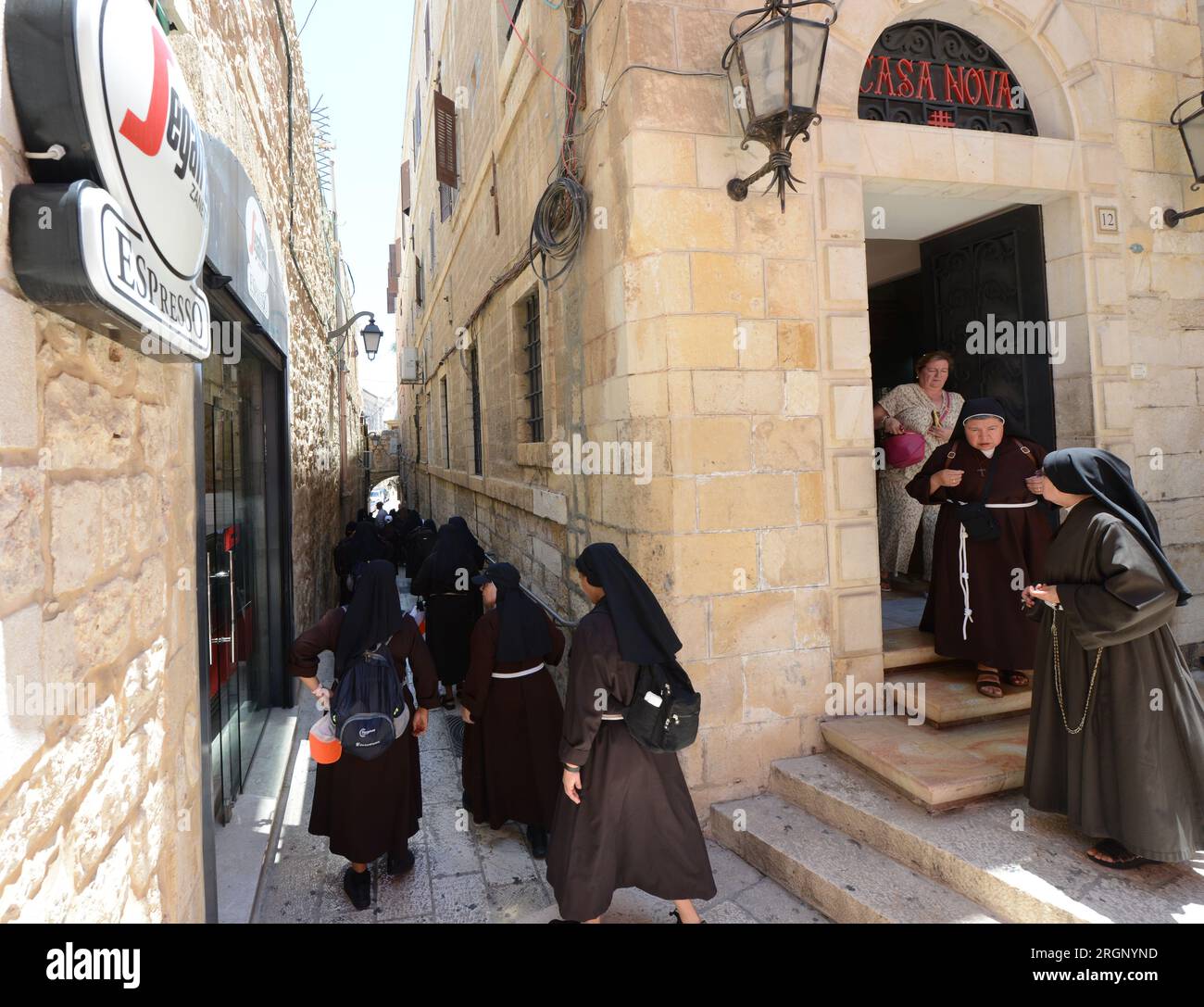 Des religieuses franciscaines marchent sur la rue Casa Nova dans le quartier chrétien de la vieille ville de Jérusalem. Banque D'Images