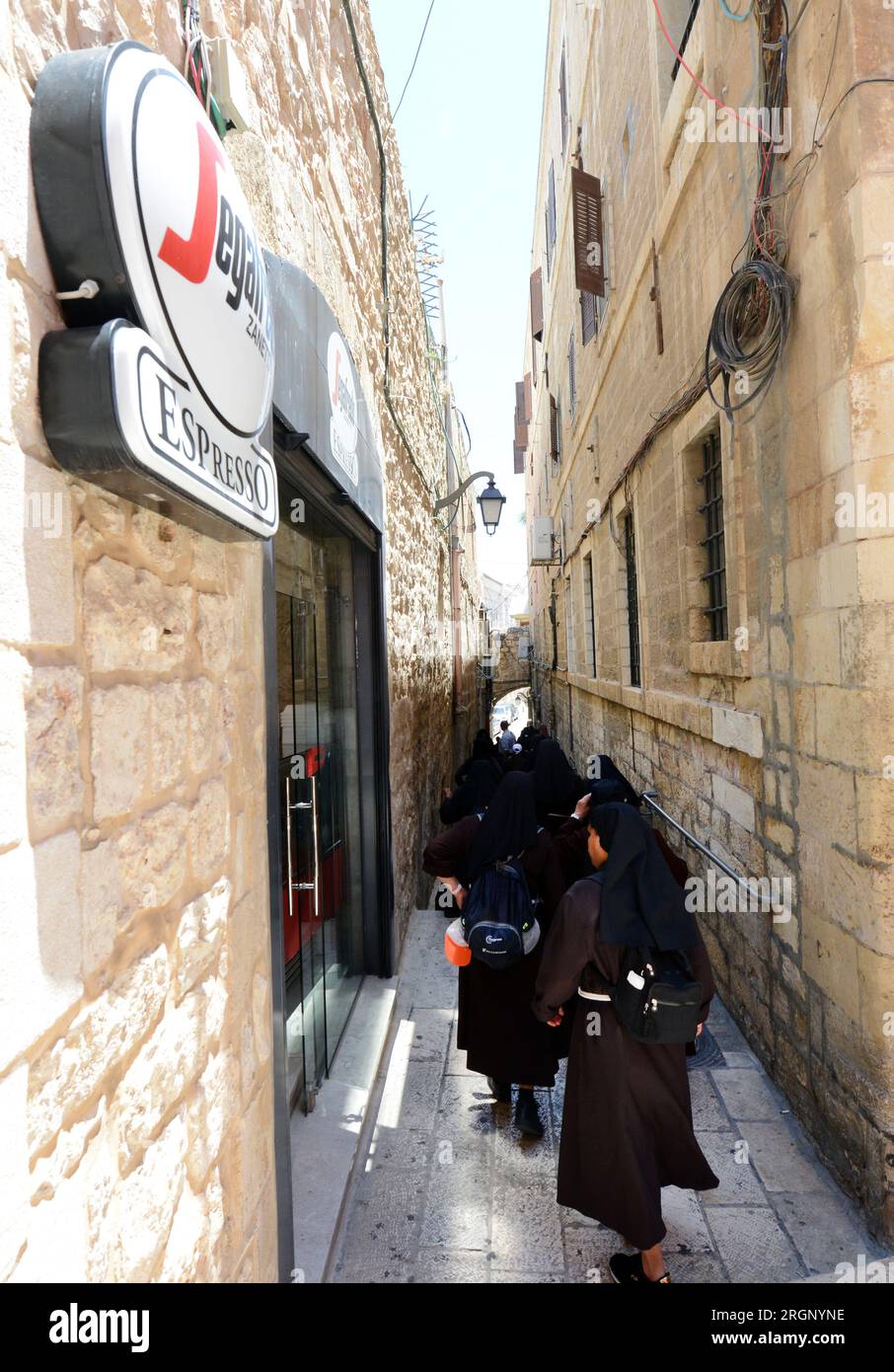Des religieuses franciscaines marchent sur la rue Casa Nova dans le quartier chrétien de la vieille ville de Jérusalem. Banque D'Images