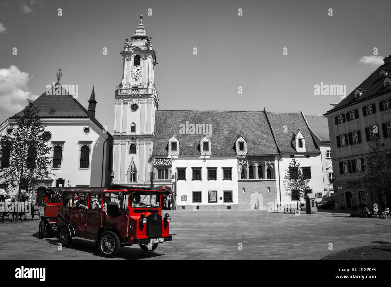 Chariot vintage en couleur sélective sur la place principale de Bratislava (Hlavné námestie) dans la vieille ville - Slovaquie Banque D'Images