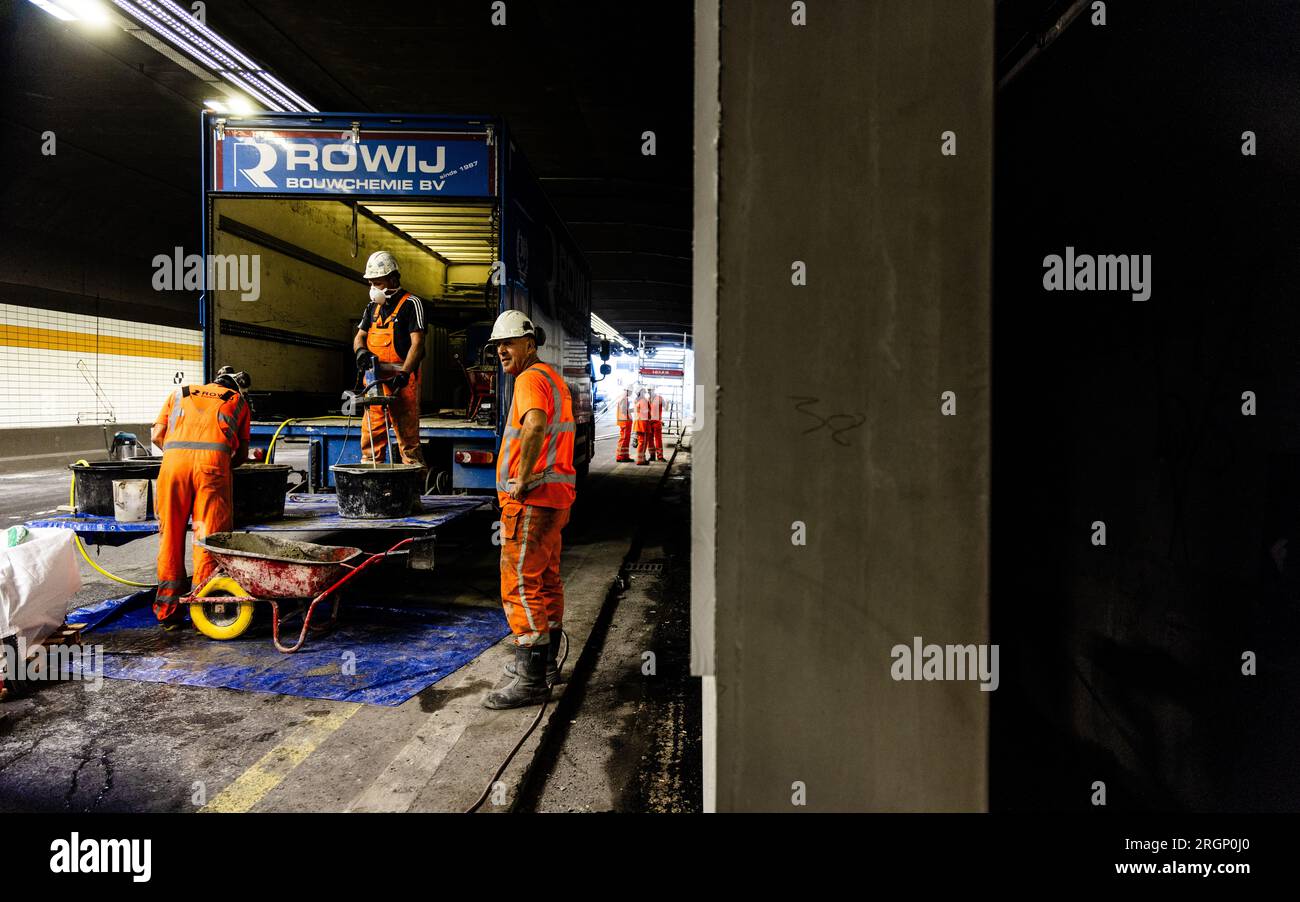 Les employés de HEINENOORD - Rijkswaterstaat effectuent des travaux dans le tunnel Heinenoord. En raison d'une rénovation, le tunnel de l'autoroute A29 sera complètement fermé. ANP JEFFREY GROENEWEG pays-bas sorti - belgique sorti Banque D'Images
