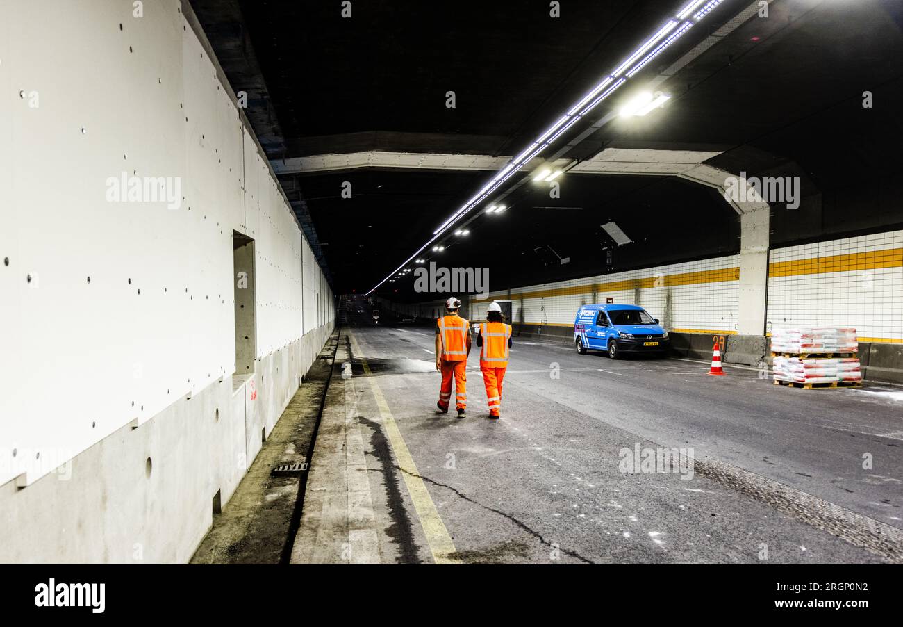Les employés de HEINENOORD - Rijkswaterstaat effectuent des travaux dans le tunnel Heinenoord. En raison d'une rénovation, le tunnel de l'autoroute A29 sera complètement fermé. ANP JEFFREY GROENEWEG pays-bas sorti - belgique sorti Banque D'Images